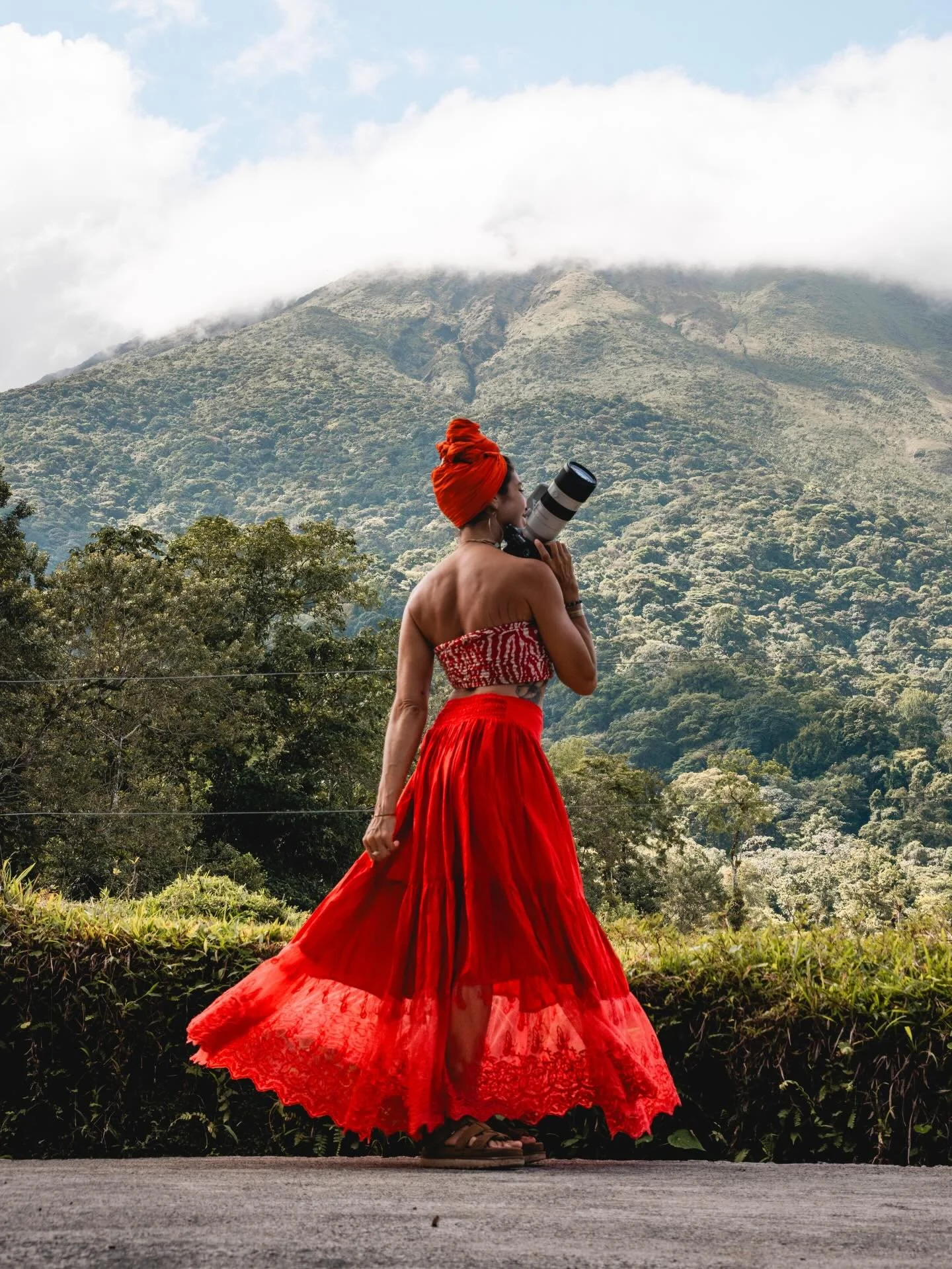 Magical volc&aacute;n arenal showed us her peak just for a split moment but it was enough to appreciate her whole beauty! 

What a beautiful morning at @paradise_hot_springs 

#arenal #volcanarenal #costarica #volcano #hotsprings #puravida #paradise 