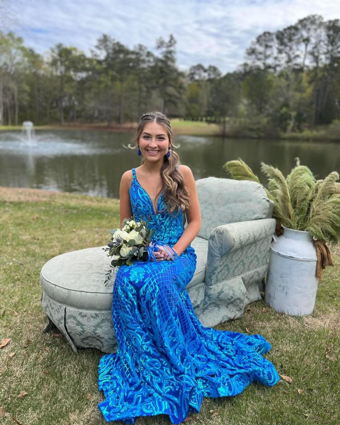 Attention all high schoolers&hellip; PROM IS COMING!!📣😍

Prom is approaching fast, complete your prom look with a flawless airbrush tan by your truly &amp; let us customize you the perfect shade that is surly to make that dress POP!💃🏼🪩

Spots ar