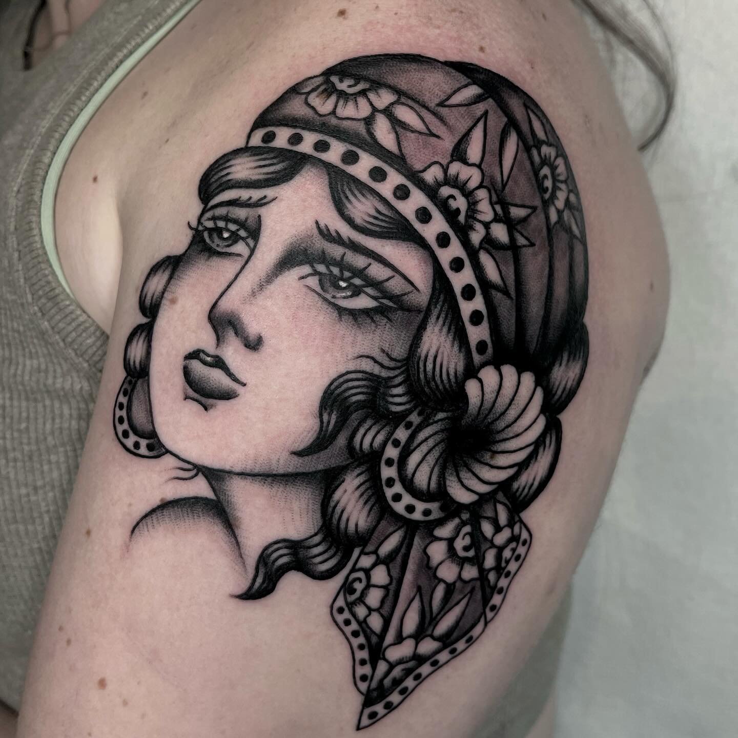Black and grey traditional lady head by @caseyxsullivan 

#tattoo #traditionaltattoo #americantraditional #sandiegotattooartist #sandiegotattoo