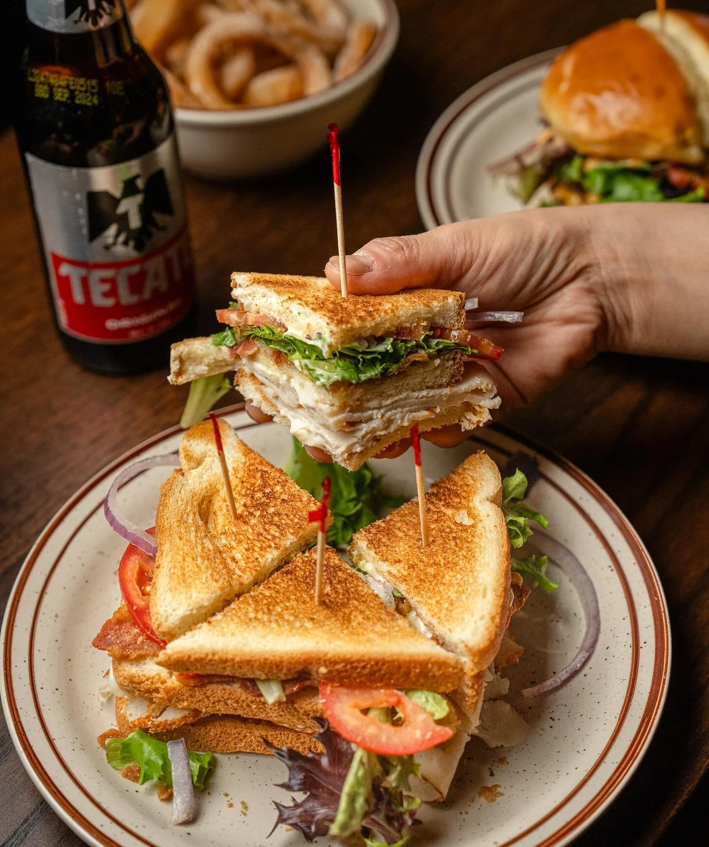 Oof, that turkey club 👌

#chicagococktailbar #cocktails #neighborhoodbar #westtownbar