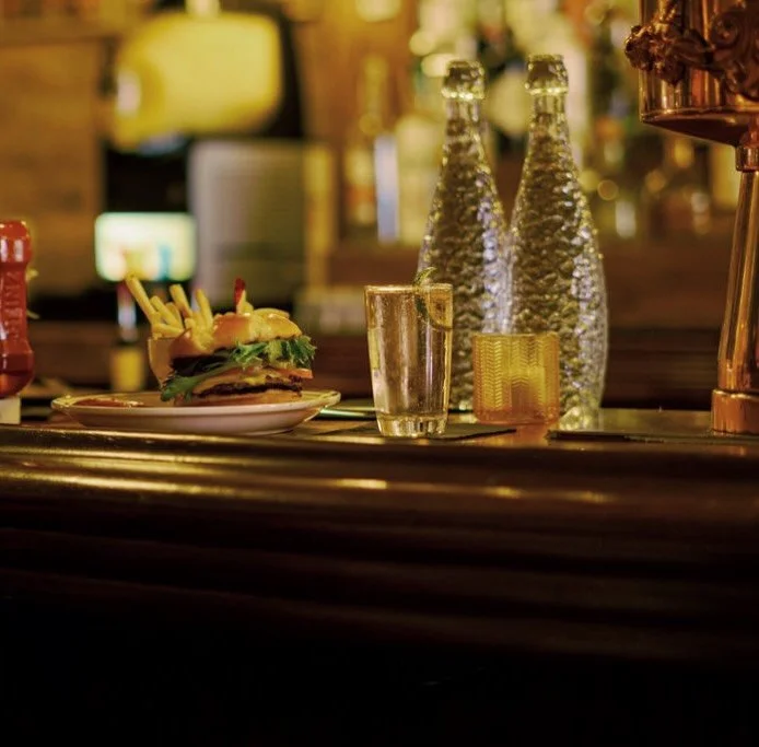 Cute lil&rsquo; combo.
Burger, Fries, Highball.
Catch the happy hour 😉

#chicagococktailbar #cocktails #neighborhoodbar #westtownbar