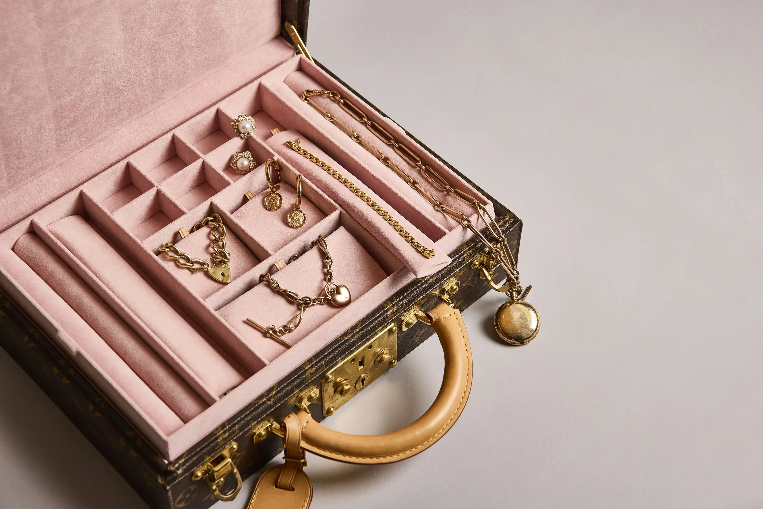 How are gold prices set — and why do they fluctuate?