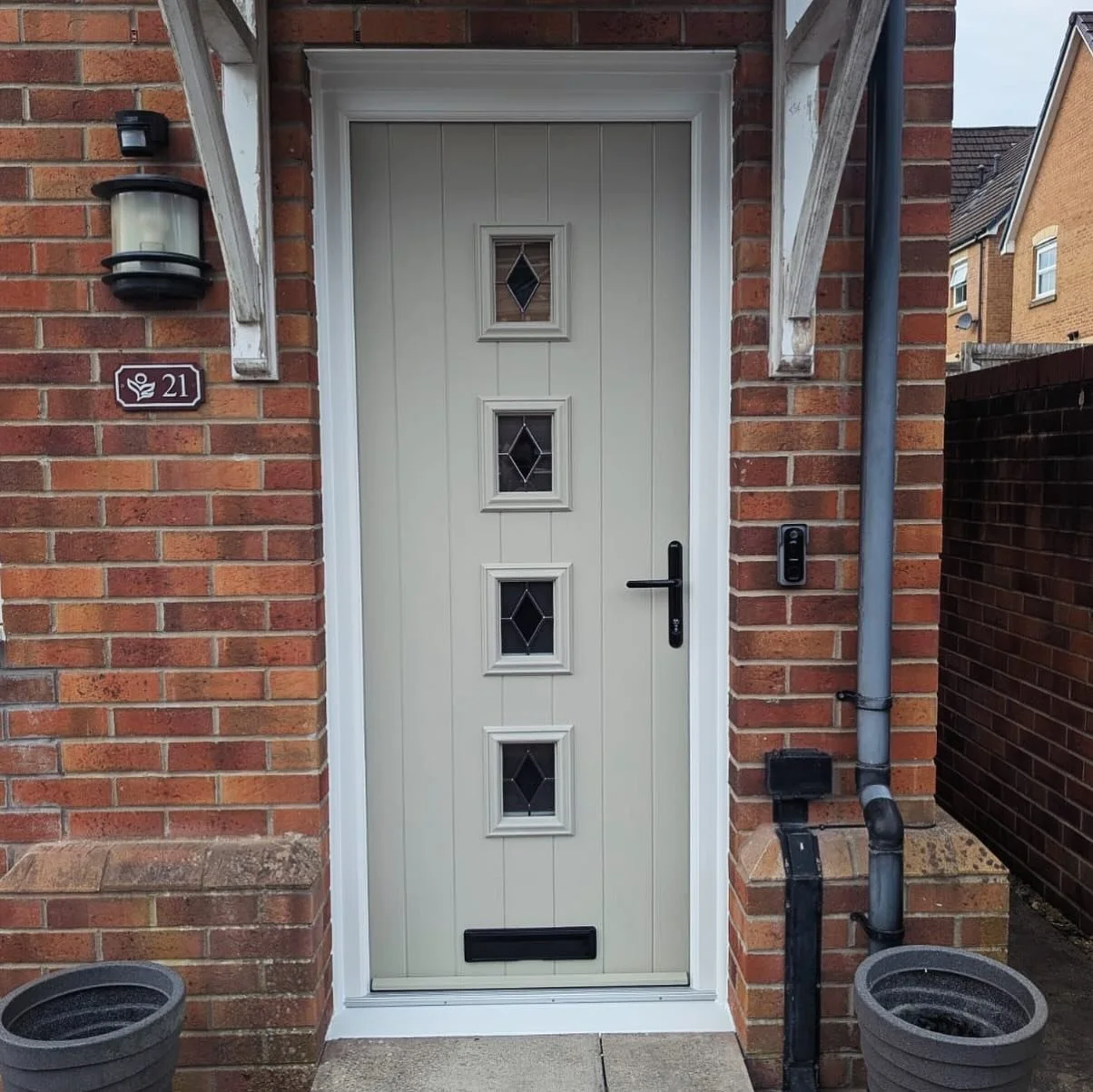 Stunning composite door we installed in Ystrad Mynych🚪

This lovely property recently upgraded in Cwm Calon with our &ldquo;Wellow 4&rdquo; style door in Pebble Grey &amp; black lead diamond glass😍

Another happy customer ready for the winter with 