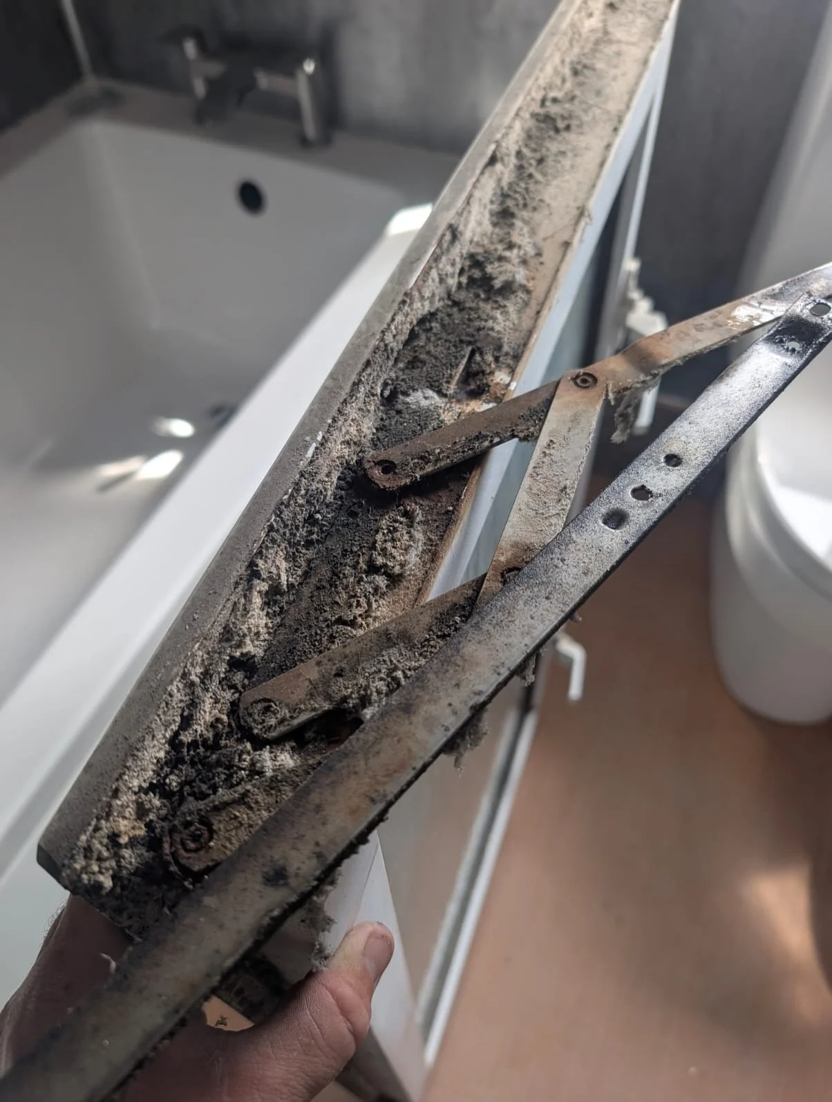 Before ➡️ After &mdash; a little hinge TLC goes a long way!

🔧 Not every window needs replacing! Sometimes, a simple hinge change is all it takes to bring it back to life.
We take care of the small jobs that make a big difference &mdash; saving you 