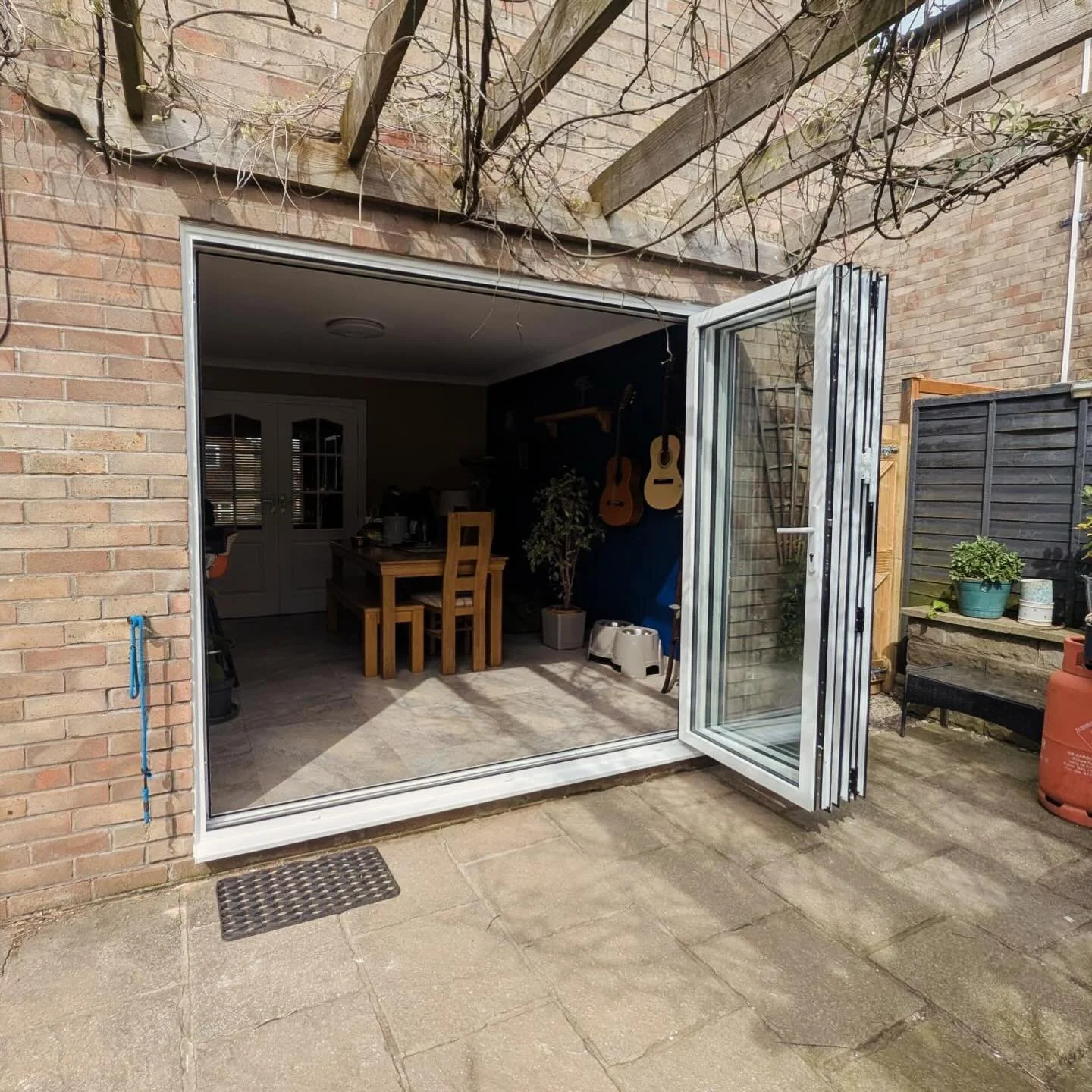 🌞 Get summer ready! Open up your home with our stunning aluminium bifold doors and let the sunshine in. Perfect for those warm summer days! 

These SMARTS Aluminium Bi-Fold Doors installed last week have transformed this home😍

📞 Call: 07878 09043