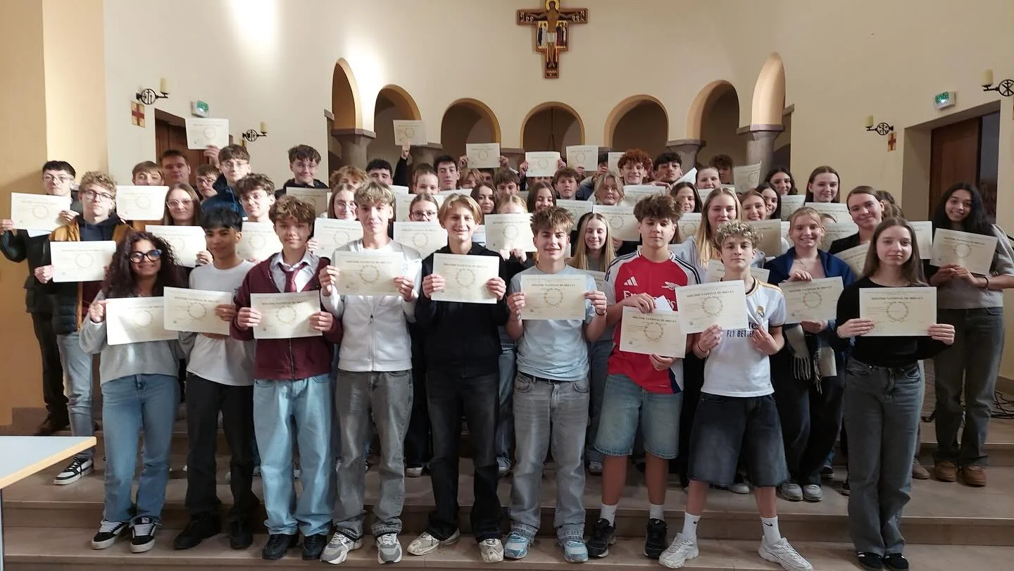 F&eacute;licitations &agrave; nos &eacute;l&egrave;ves pour l&rsquo;obtention de leur Dipl&ocirc;me National du Brevet !
Une belle c&eacute;r&eacute;monie de remise des dipl&ocirc;mes a permis de c&eacute;l&eacute;brer leur travail, leur pers&eacute;