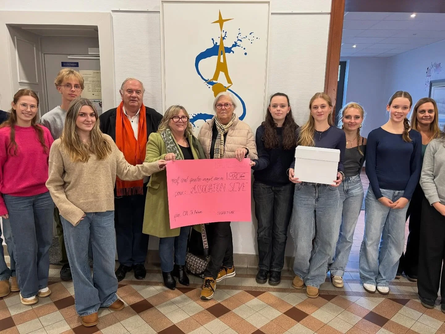 ✨ Aujourd&rsquo;hui, les &eacute;l&egrave;ves du CVL ont remis aux repr&eacute;sentants de l&rsquo;association SEVE le ch&egrave;que correspondant &agrave; la vente de stylos organis&eacute;e dans le cadre d&rsquo;Octobre Rose.

🎀 Gr&acirc;ce &agrav