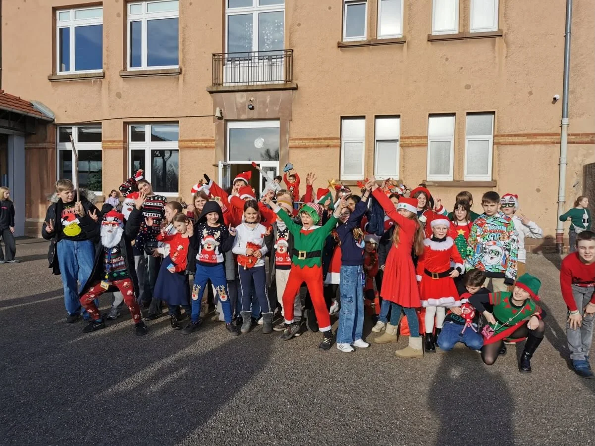 Aujourd&rsquo;hui l&rsquo;esprit de No&euml;l a envahi la division des petits gr&acirc;ce &agrave; 45 &eacute;l&egrave;ves qui ont particip&eacute; au concours du plus bel accessoire de No&euml;l 🎄 🎅 Le CVC annoncera les trois gagnants demain dans 