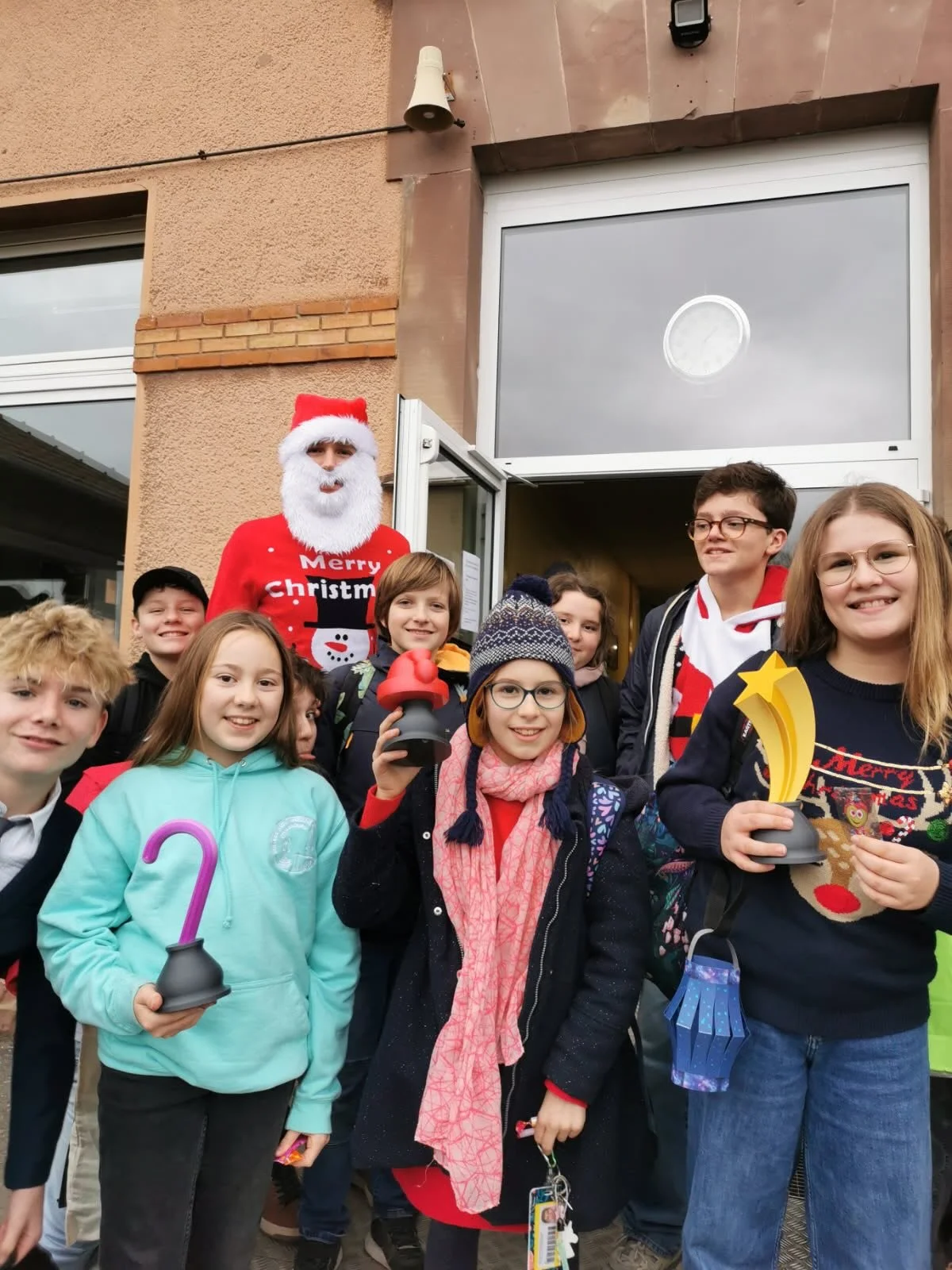 🎄🏆 Remise des troph&eacute;es de No&euml;l 🏆🎄
F&eacute;licitations aux 3 gagnants du concours de No&euml;l qui ont &eacute;t&eacute; r&eacute;compens&eacute;s aujourd&rsquo;hui ! 👏🎁
Un beau moment de partage avec la distribution de bonbons dans