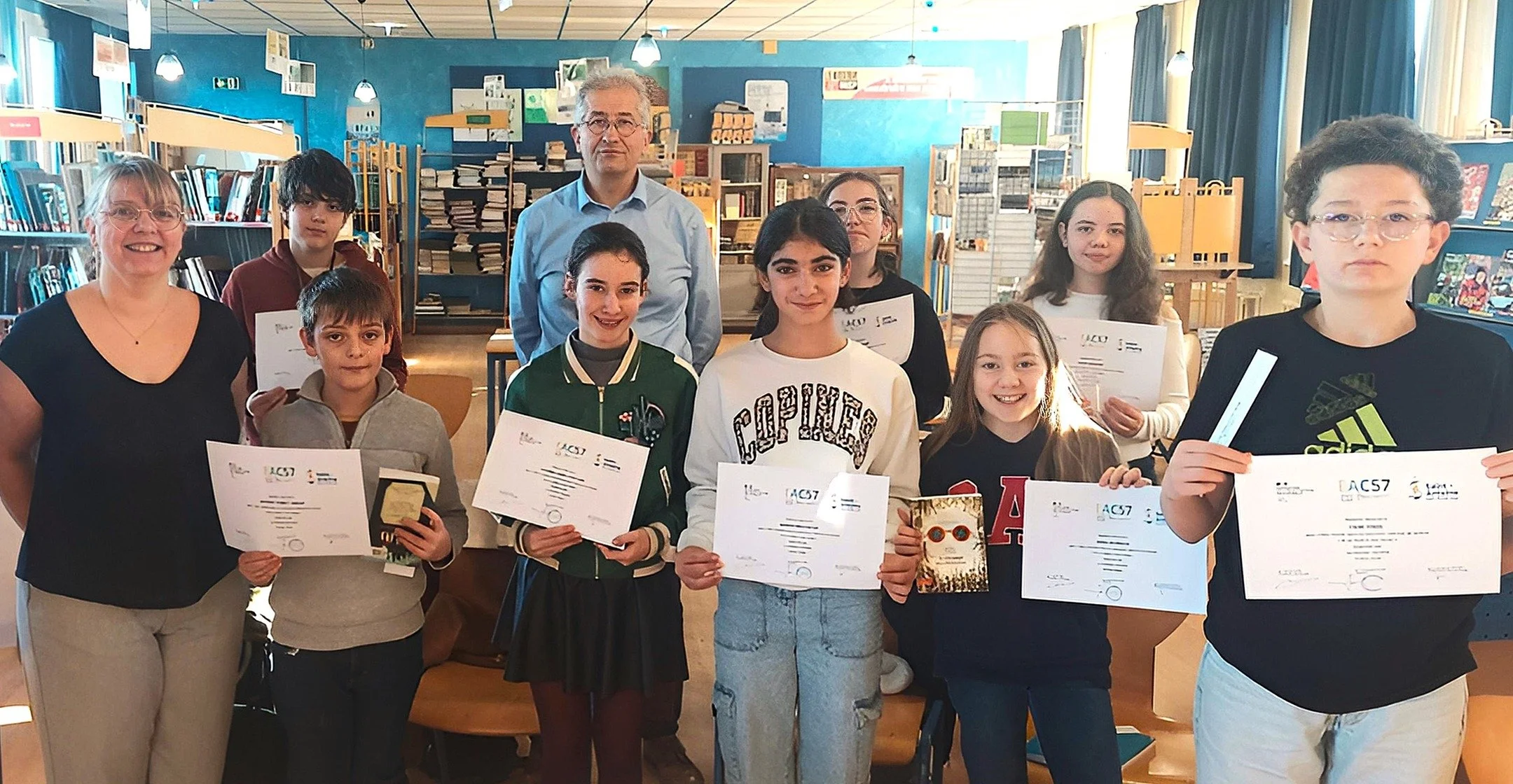 L&rsquo;heure des r&eacute;compenses est venue pour les neuf &eacute;l&egrave;ves inscrits l&rsquo;ann&eacute;e derni&egrave;re au concours national de lecture 📕 &laquo; Si on lisait &agrave; voix haute &raquo;, sous l&rsquo;impulsion de Yannick Eon