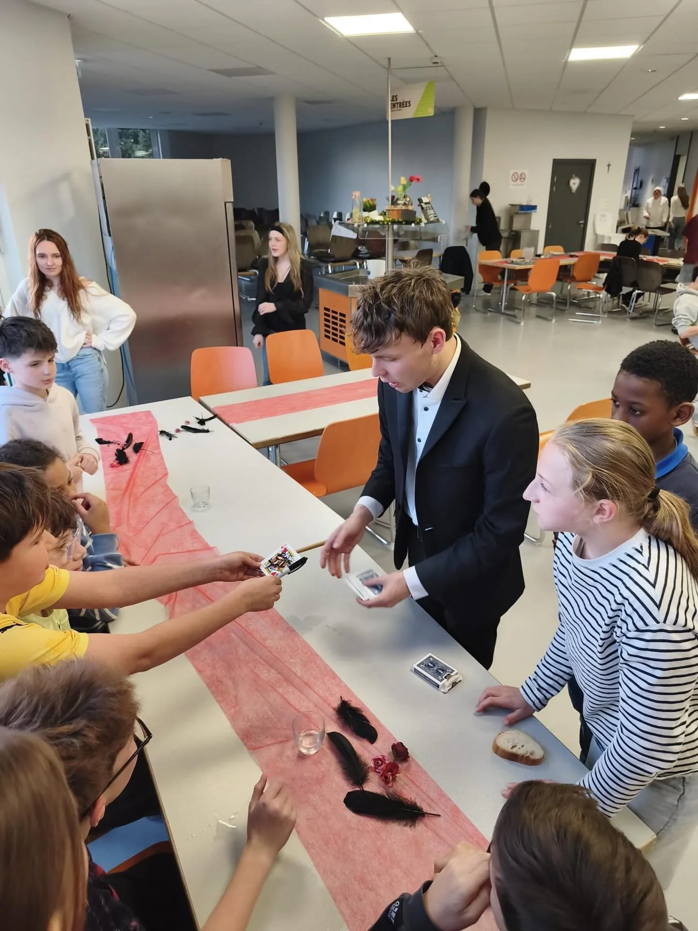 ✨ Retour sur notre soir&eacute;e cabaret de mercredi ✨

Mercredi soir, nos &eacute;l&egrave;ves internes ont v&eacute;cu un moment tout simplement magique 🎩✨
Plong&eacute;s dans une ambiance cabaret, ils ont eu la chance d&rsquo;assister aux incroya