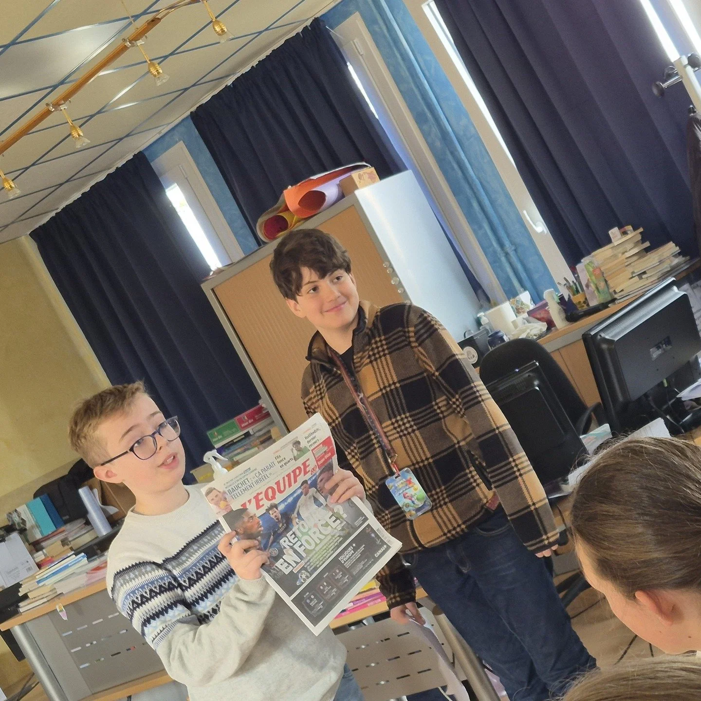 Toutes les classes de Mme Georges (histoire-g&eacute;ographie) ont profit&eacute; de la semaine de la presse et des m&eacute;dias pour approfondir au CDI leurs connaissances dans le domaine de l&rsquo;information.
👉 A l&rsquo;aide de Mme SCHMITT, do