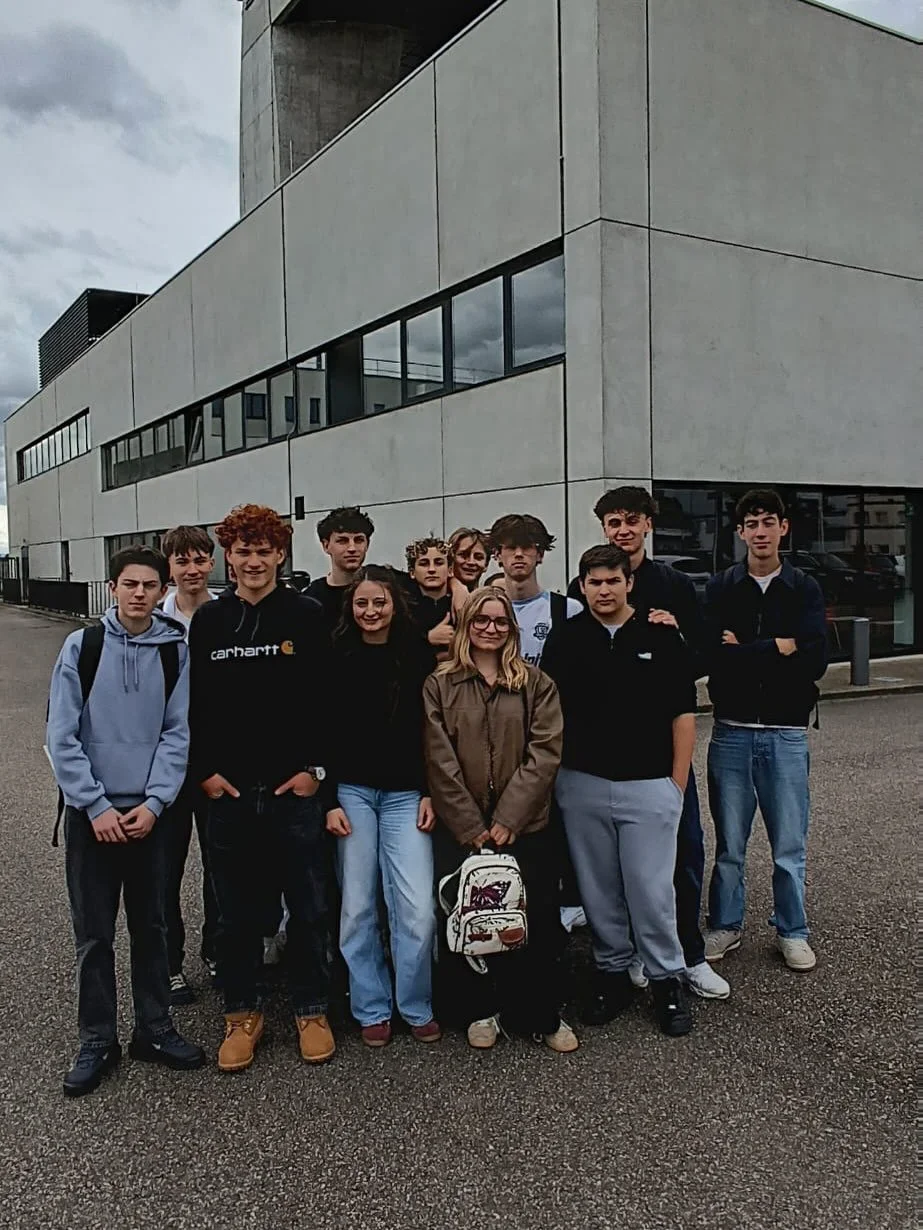 ✈️ Un moment privil&eacute;gi&eacute; pour nos &eacute;l&egrave;ves de seconde engag&eacute;s dans le Brevet d&rsquo;Initiation A&eacute;ronautique (BIA) !

Jeudi dernier, ils ont eu l&rsquo;opportunit&eacute; de d&eacute;couvrir les coulisses du con