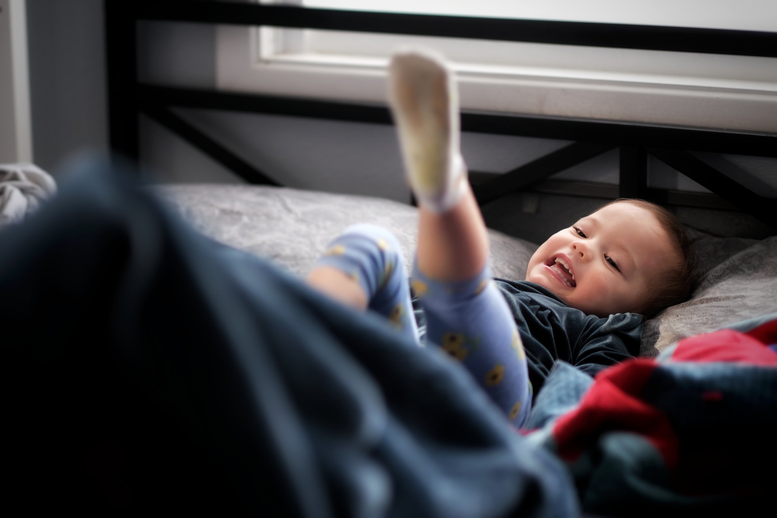 Family photography session, kids playing, genuine emotions.