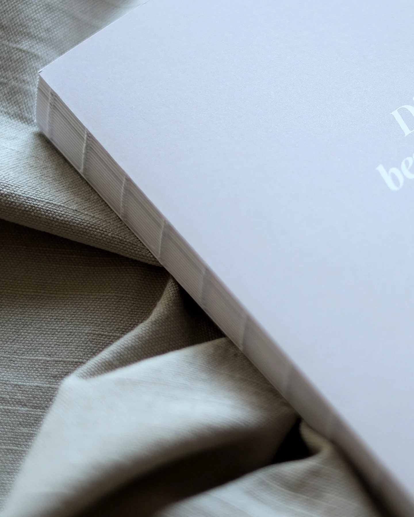 Ni som s&aring;g paketet i storyn&hellip; h&auml;r &auml;r en f&ouml;rsta glimt. &Auml;lskar den &ouml;ppna bindningen!
Mer kan jag inte visa &auml;n, men h&aring;ll utkik. Min kund sl&auml;pper boken till f&ouml;rs&auml;ljning snart 🤍