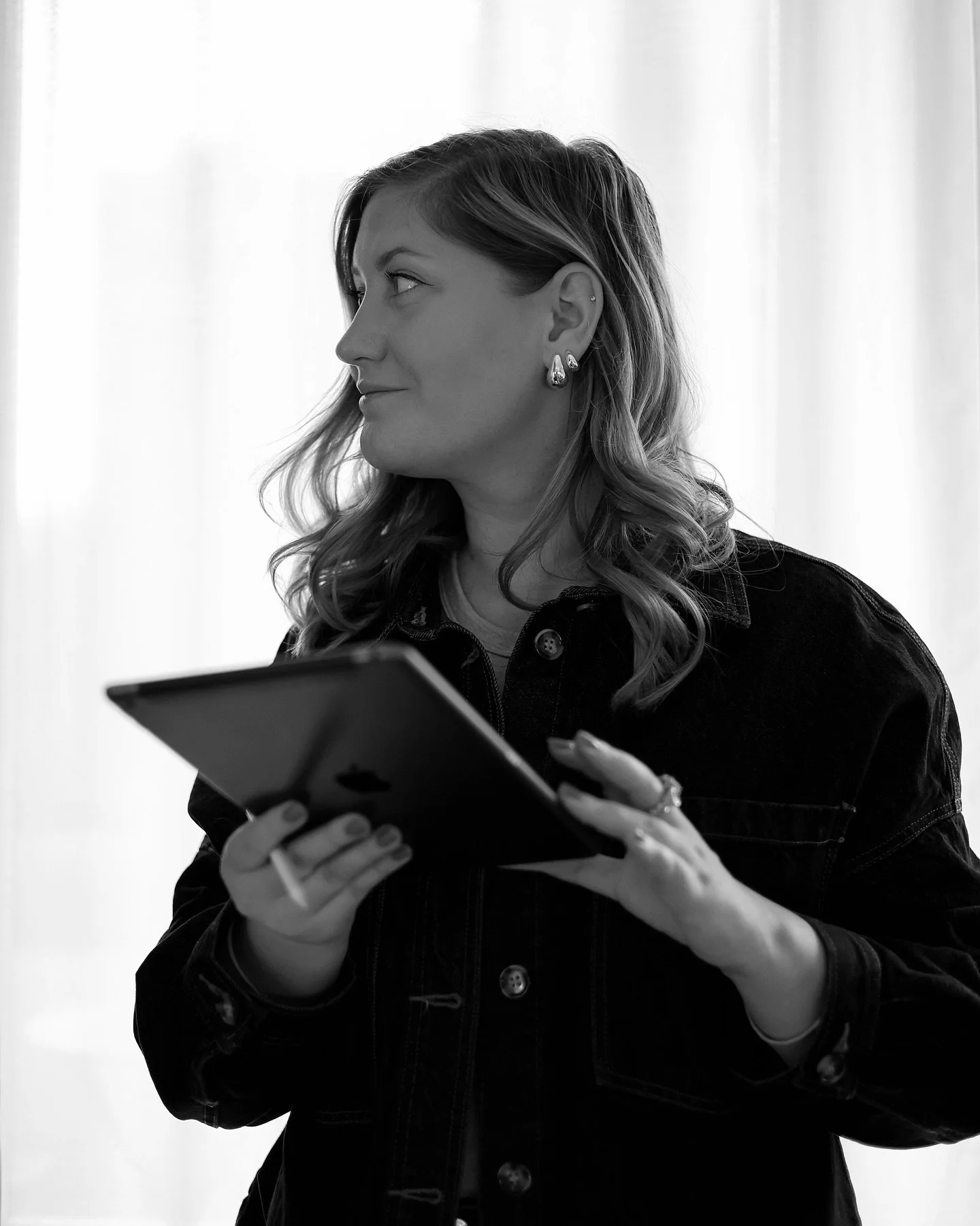 Bakom sk&auml;rmen, pennan och alla linjer finns jag 👋

Jag jobbar med grafisk form och hj&auml;lper f&ouml;retag och kreat&ouml;rer att f&ouml;rverkliga id&eacute;er genom design.
Uppdragen str&auml;cker sig fr&aring;n bokprojekt och illustrationer