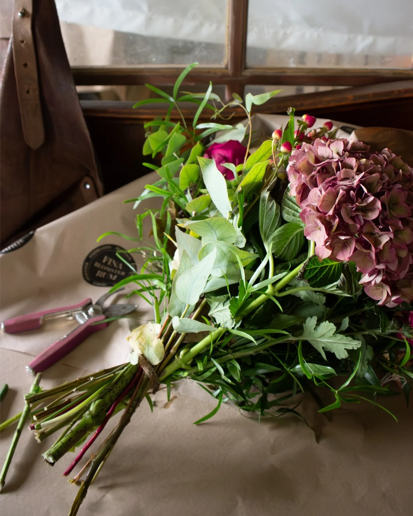 Jag gillar variationen i uppdrag. 

Blandningen av att ta fram grafiska profiler, formge trycksaker, utveckla koncept till kampanjer, g&ouml;ra illustrationsuppdrag eller s&auml;tta mig in i befintliga varum&auml;rken och skapa material som matchar d