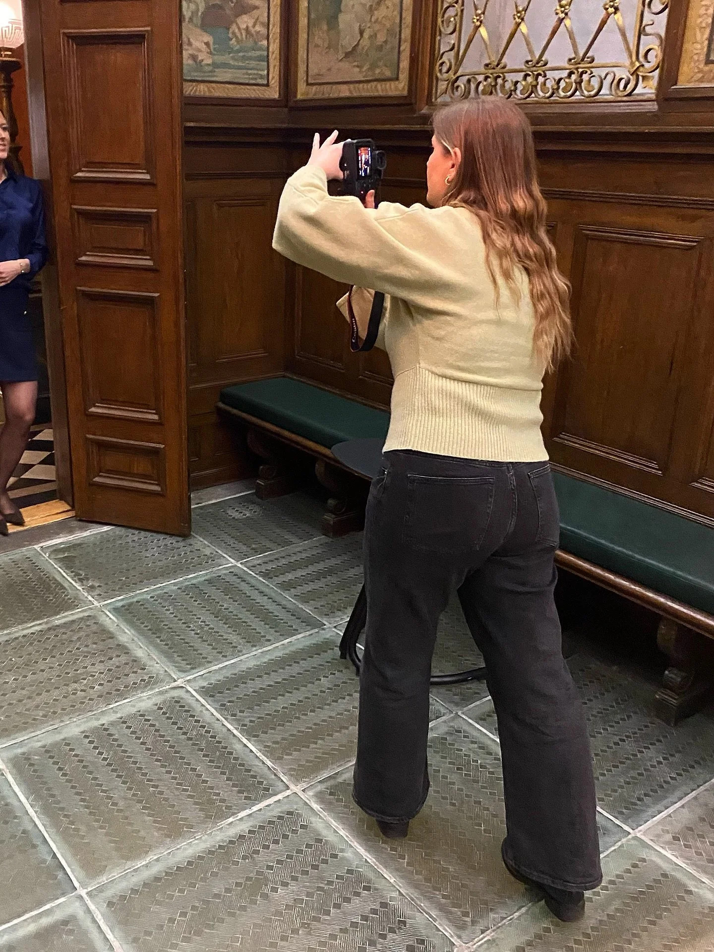 En fin fredag bakom kameran 📸 
F&ouml;rmiddagen spenderades i fina lokaler i Gamla stan d&auml;r varum&auml;rkesfotografering stod p&aring; schemat. Extra roligt att fota i s&aring; vackra milj&ouml;er, mycket inspirerande och bilderna blev s&aring;