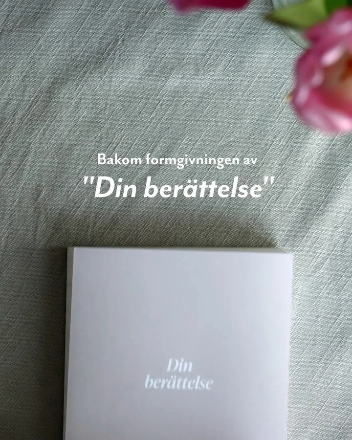 En bok som b&auml;r minnen genom livet beh&ouml;ver mer &auml;n bara en form. Den beh&ouml;ver k&auml;nsla, rytm och utrymme f&ouml;r orden. F&ouml;r boken Din ber&auml;ttelse v&auml;xte formen fram steg f&ouml;r steg. Det h&auml;r &auml;r hela proce