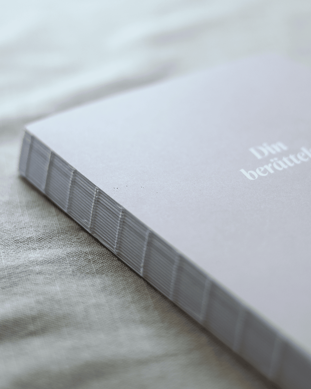 Din berättelse minnesbok formgivning av Johanna Hjort