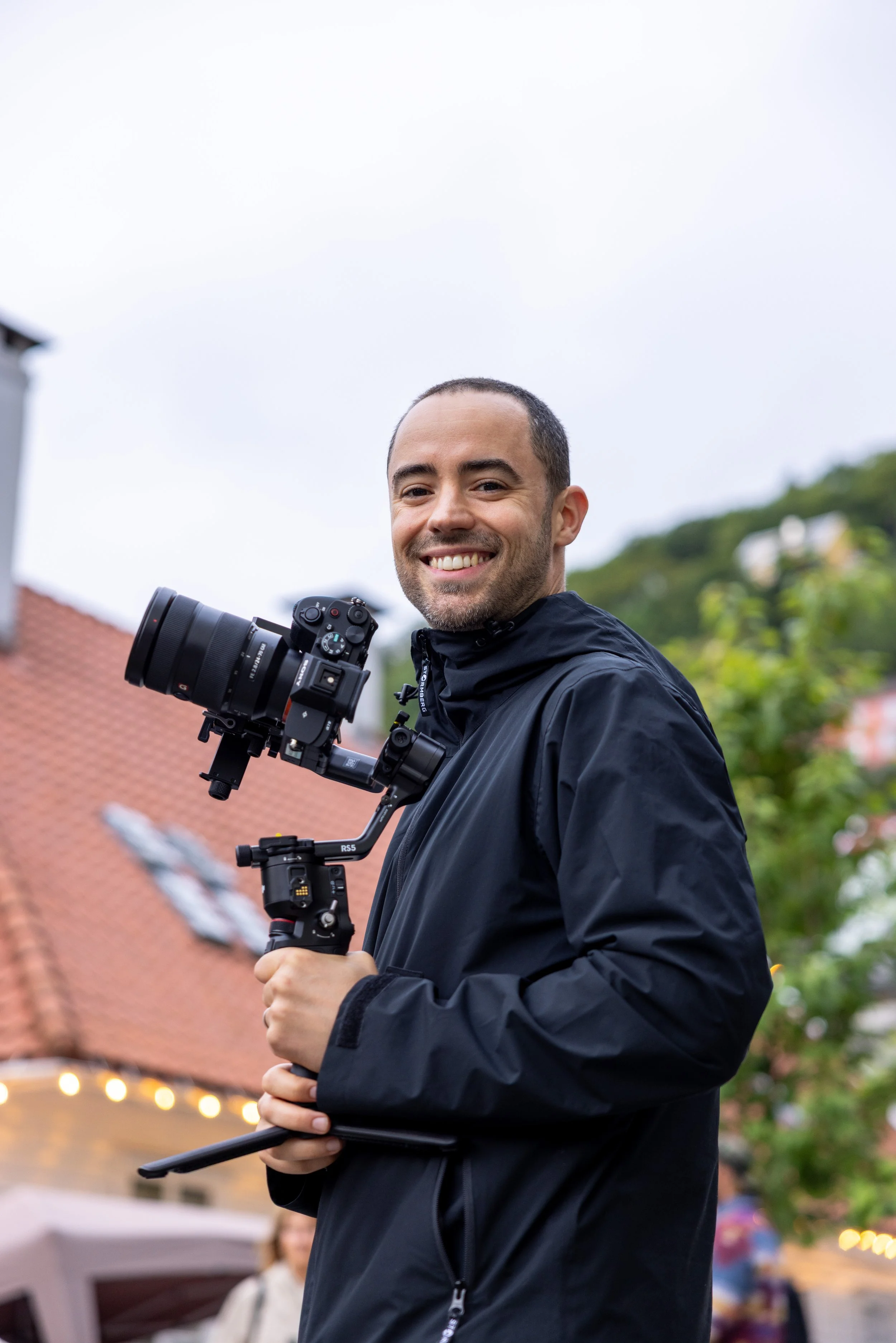 Miguel fra Frame Forward med kamera og gimbal i Bergen