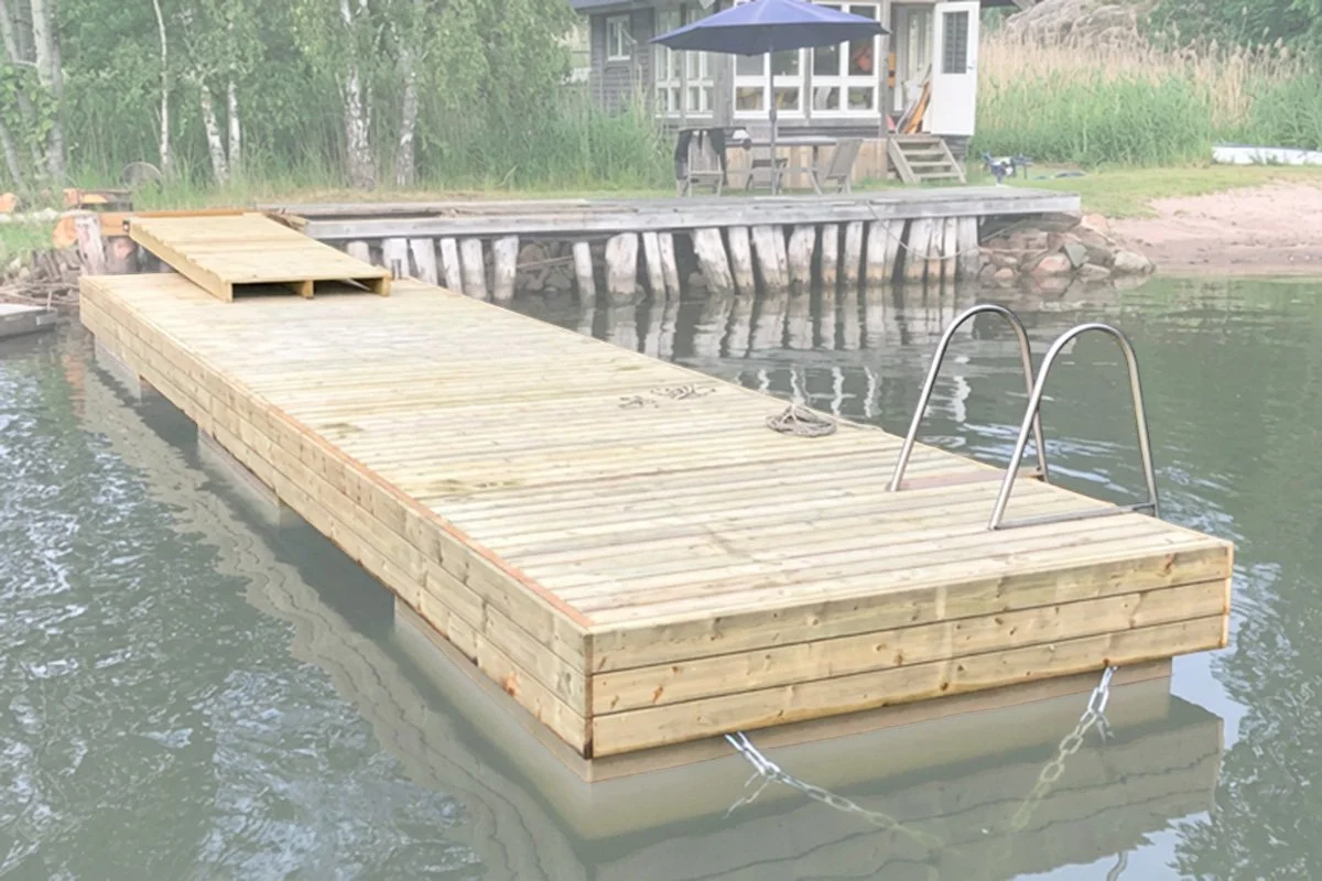 Timber-pontoon-with-M-concrete-floats-1.jpg
