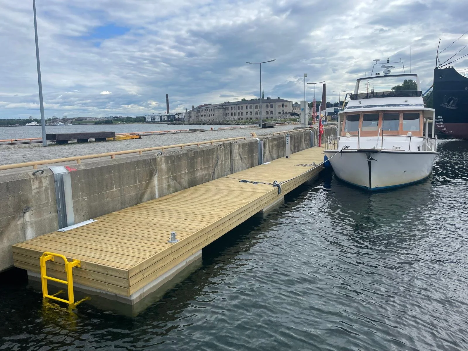 Guest marina pier (Concrete Floats M).