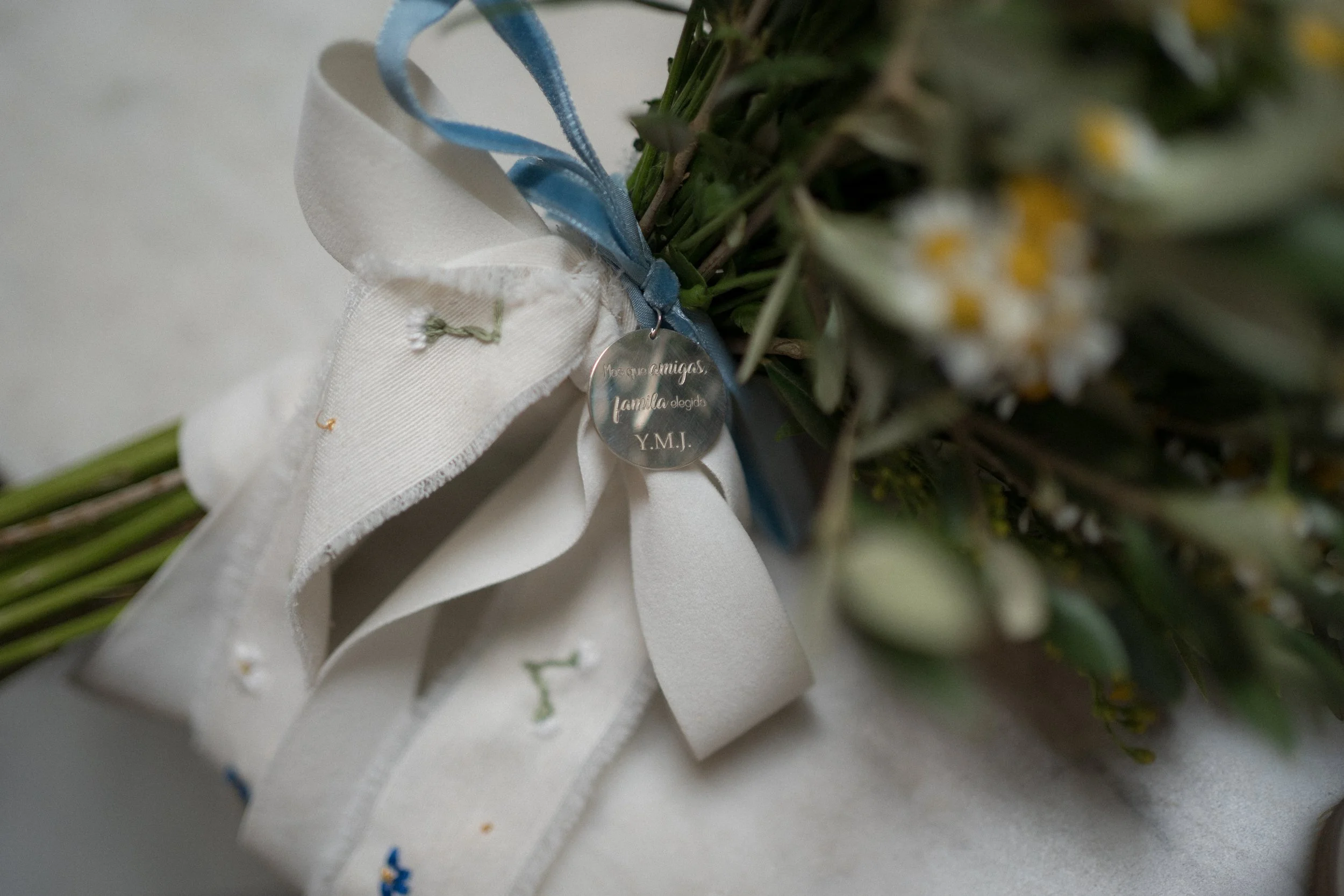 Ramo de flores con lazo y medalla de agradecimiento