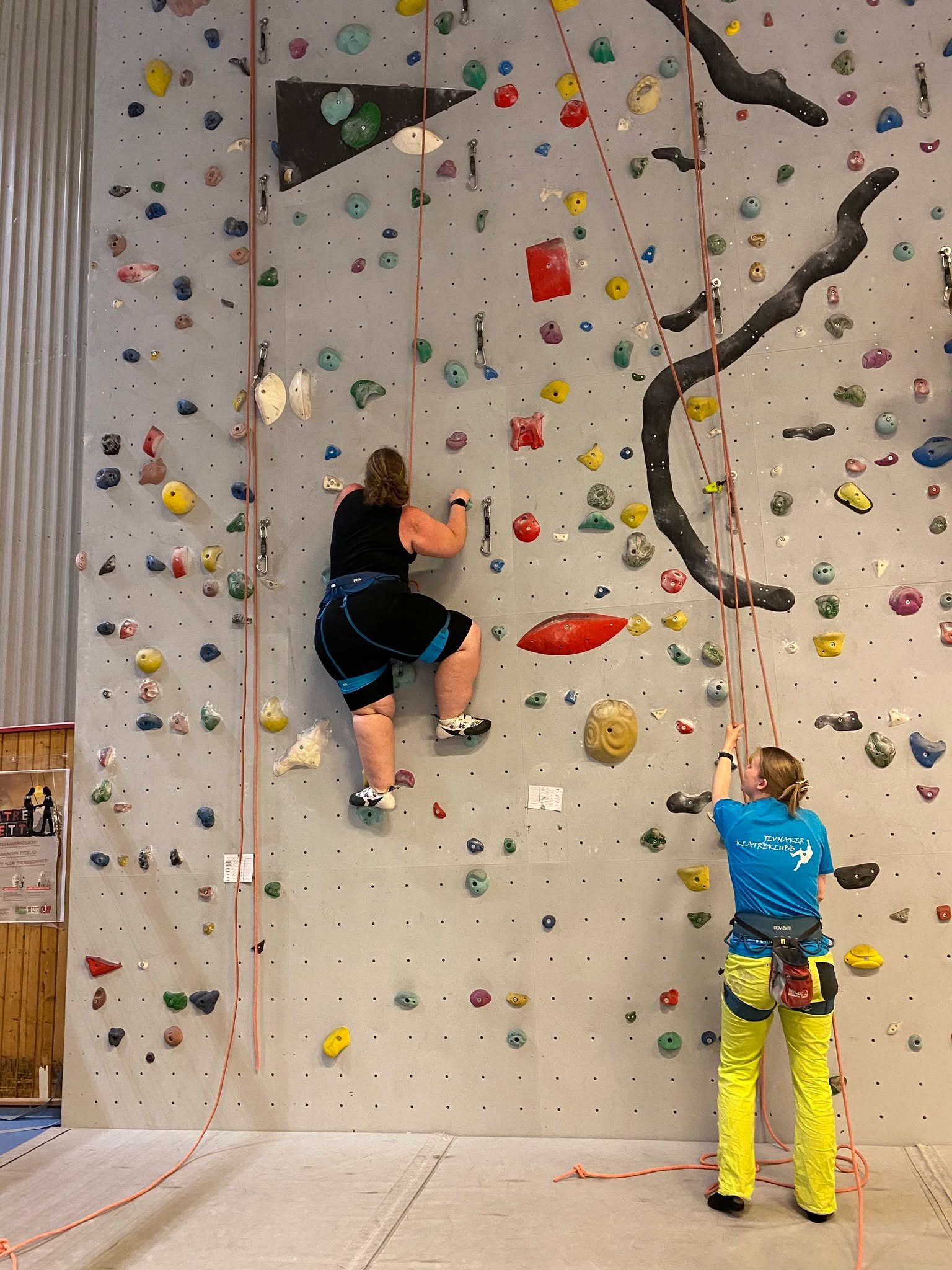 Klubbkveld med klatring vel gjennomf&oslash;rt! Nye opplevelser, utfordringer, samarbeid, stor mestringsf&oslash;lelse og st&oslash;le armer! Tusen takk til JEVNAKER KLATREKLUBB for god st&oslash;tte og veiledning🤩☀