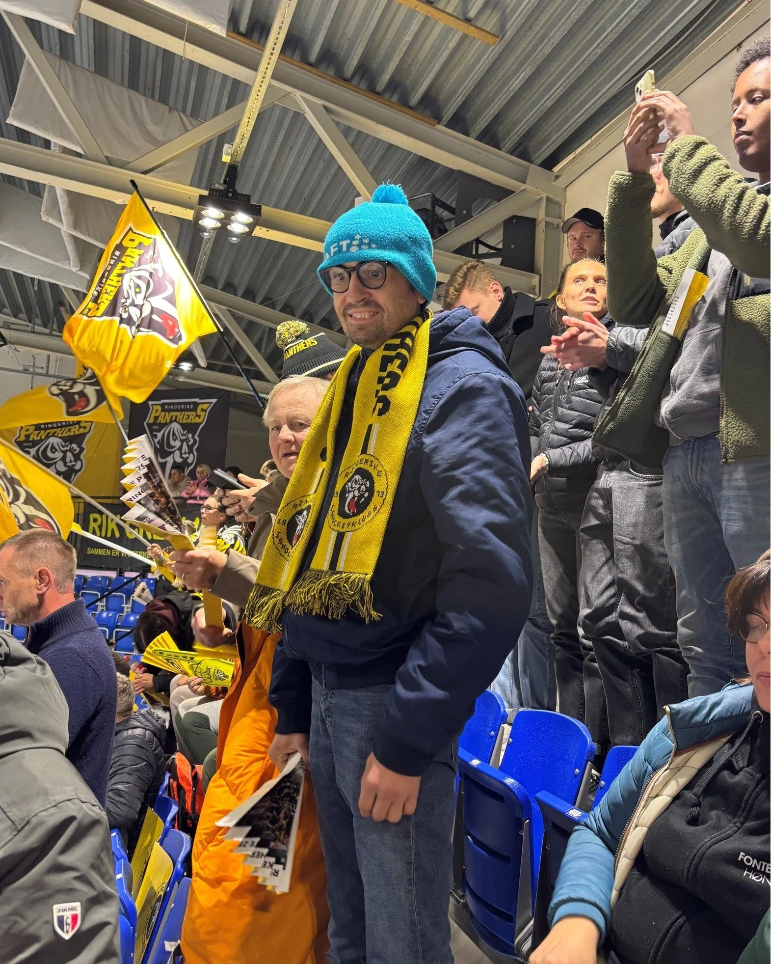 🏒🥅I anledning Verdens dagen for psykisk helse var Fontenehuset p&aring; plass i hockeyhallen. Vi hadde stand og det ble vist film om v&aring;rt fritidsprogram i begge pausene.
💛🖤 @ringerike_panthers er en god samarbeidspartner og stilte med grati