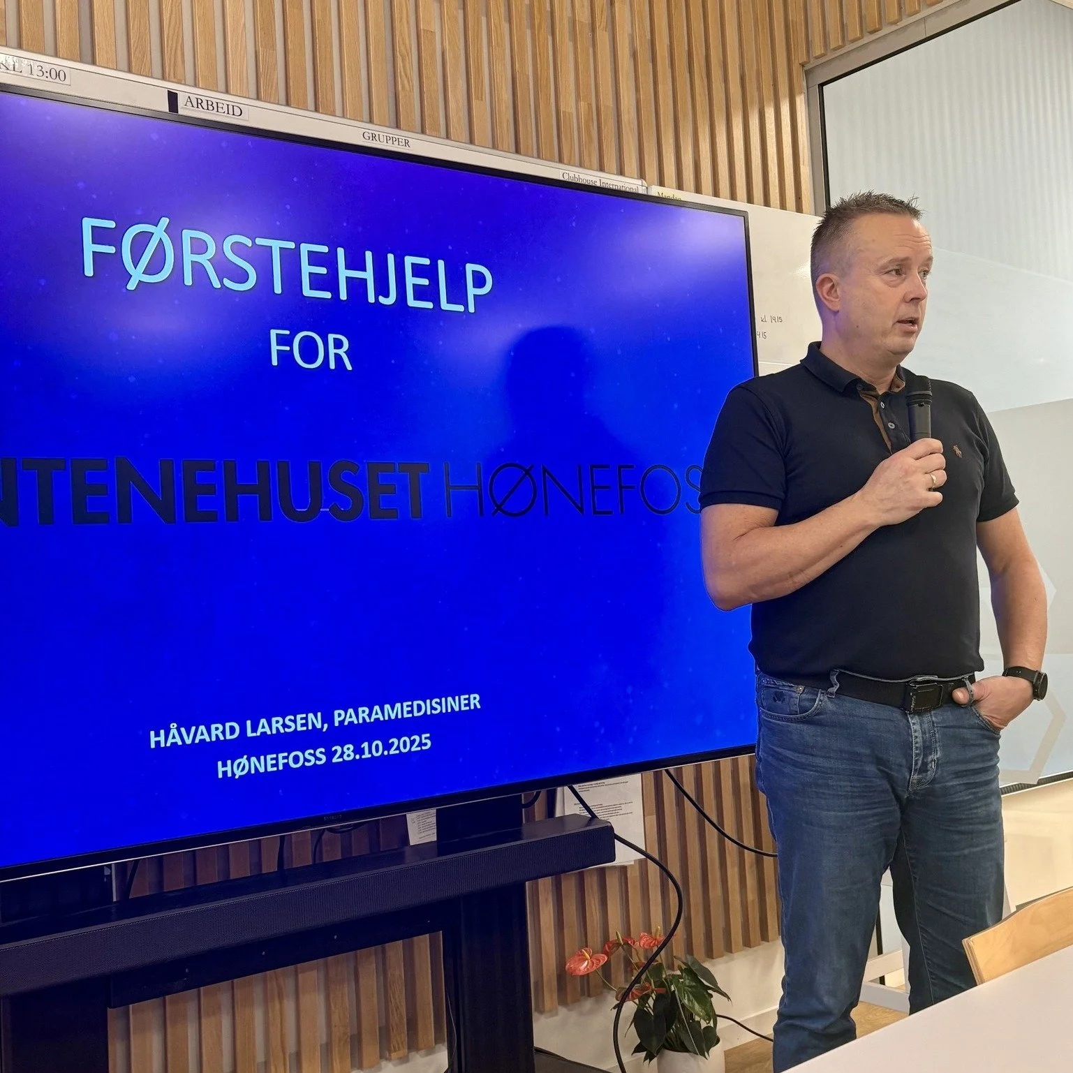 Forrige uke hadde vi f&oslash;rstehjelp p&aring; timeplanen. Paramedic H&aring;vard Larsen holdt et engasjerende og sv&aelig;rt nyttig kurs i f&oslash;rstehjelp inkludert bruk av hjertestarter.
Her ble det mange aha-opplevelser - visste du f.eks at h