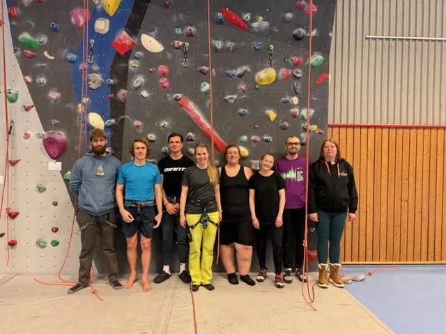 Forrige onsdag var vi p&aring; klatring i Jevnakerhallen! En veldig fin avslutning p&aring; klubbkvelder for i &aring;r, og tusen takk til Jevnaker klatreklubb som &aring;pnet hallen tidligere for oss, og for god veiledning underveis 🌟
Dette ga mers