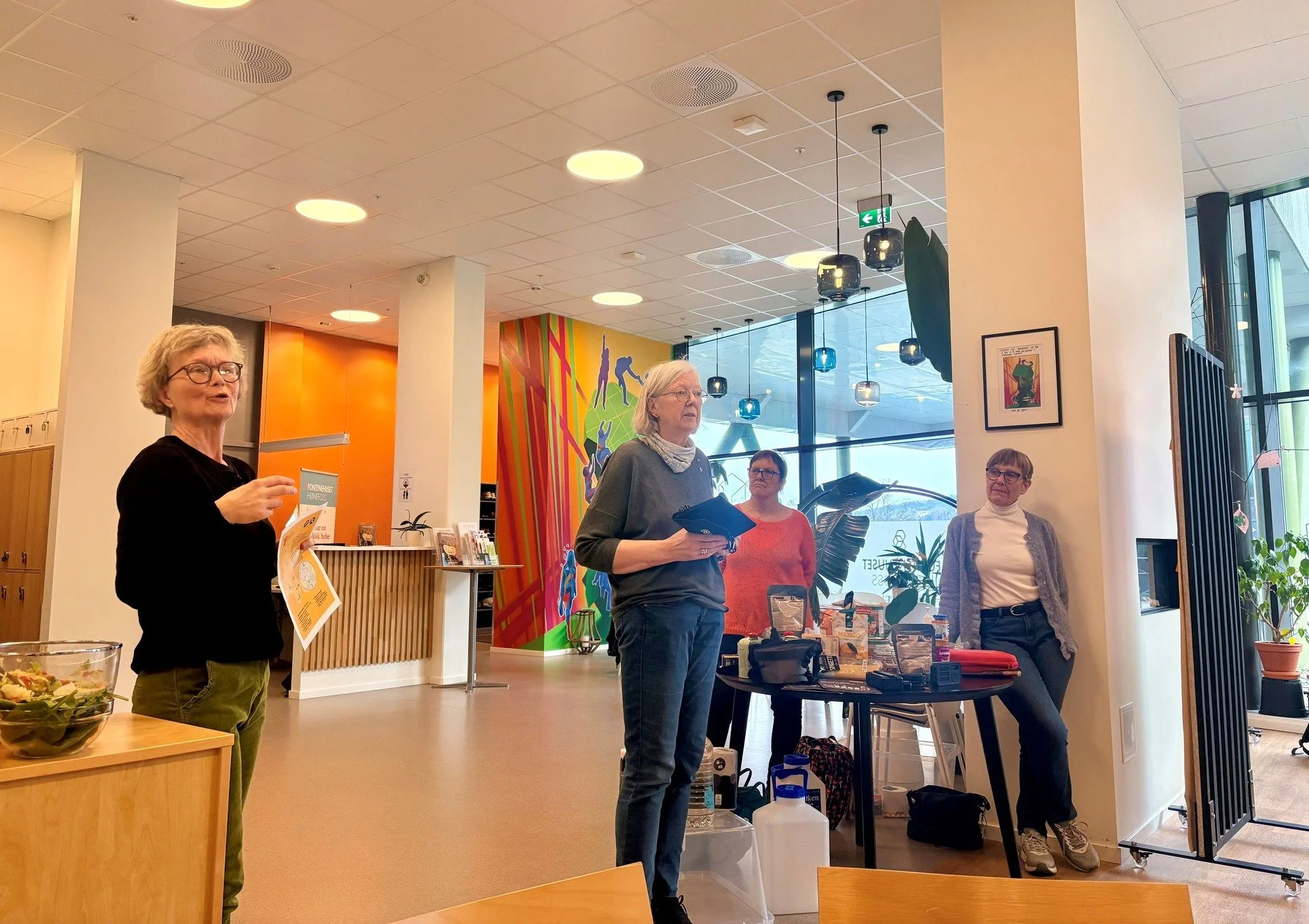 Mandag hadde vi beredskap til lunsj.
Vi fikk bes&oslash;k av fire sanitetskvinner som er en del av beredskapsgruppen til Sanitetsforeningene p&aring; Ringerike.  De er ogs&aring; med i Ringerike kommune sitt beredskapsr&aring;d.

Vi fikk en god samta