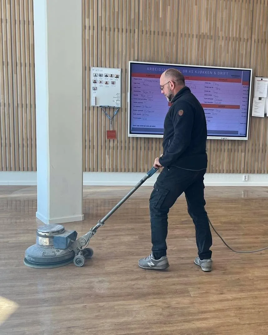 N&aring; blir gulvet skinnende rent 🤩
Takk til Tronrud Eiendom for l&aring;n av maskin!🧡

#fontenehuseth&oslash;nefoss #bedrepsykiskhelse #FontenehusVirker