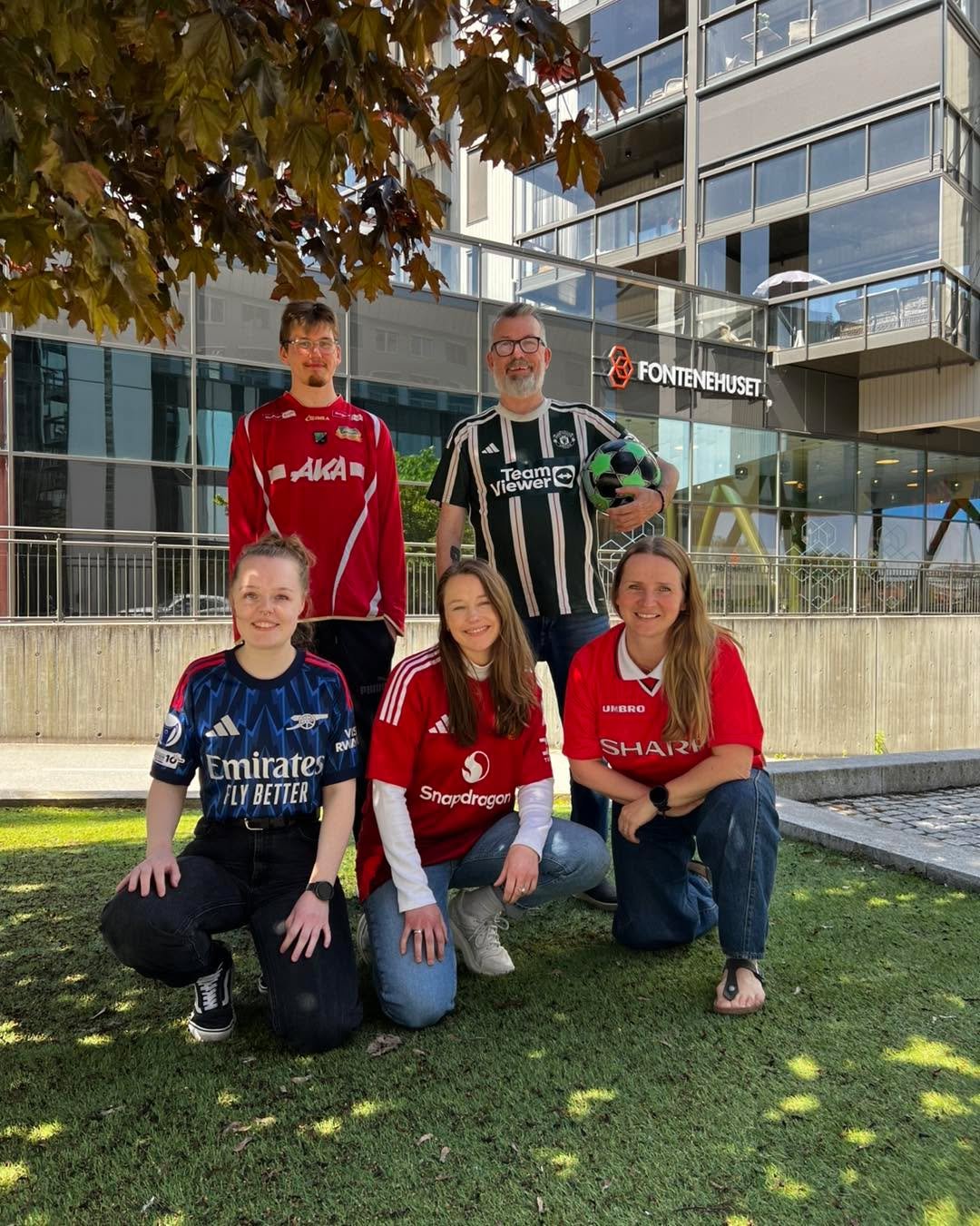 Fotballtr&oslash;yeFredag! ⚽️

Fotball er mer enn bare resultater og rivalisering. I dag st&aring;r vi p&aring; samme lag. ⚽💛

Ved &aring; ta p&aring; oss fotballdrakta viser vi st&oslash;tte til barn og unge som kjemper mot kreft, og til familiene 