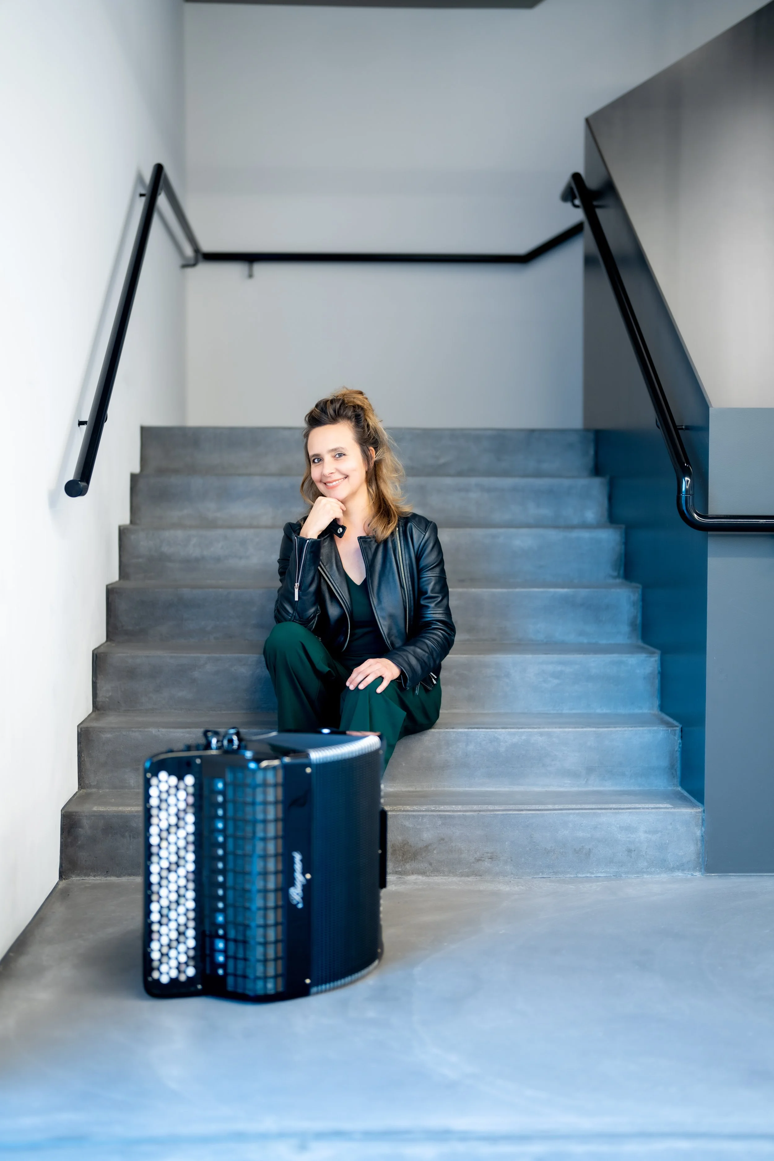 Portrait von Viviane Chassot mit Akkordeon