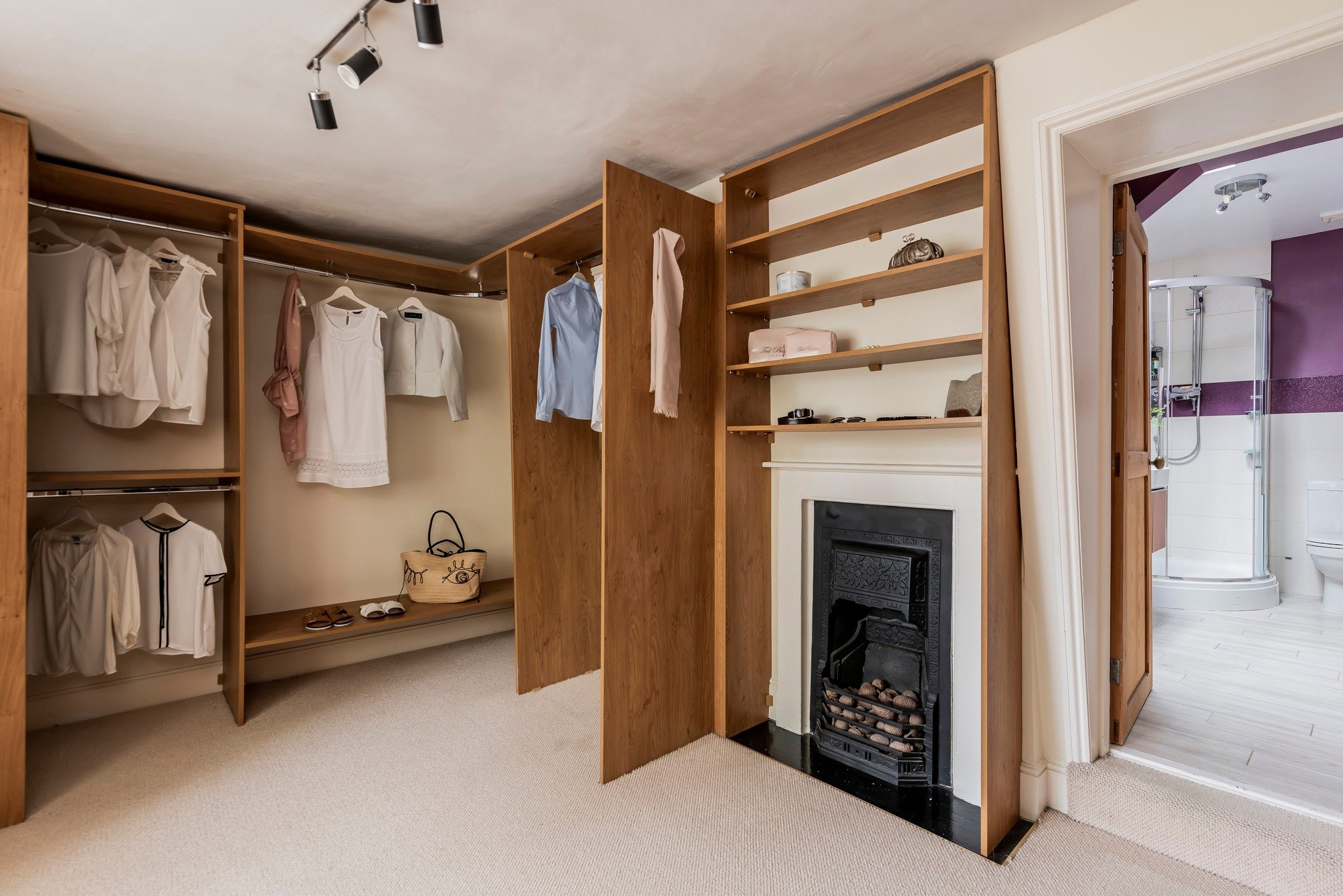 Dressing rooms can be a tricky room to stage and showcase👗If we're staging a property that's about to be put on the market, it's important to show how useful and versatile a space like this can be. 

With just a few key items on show, potential buye