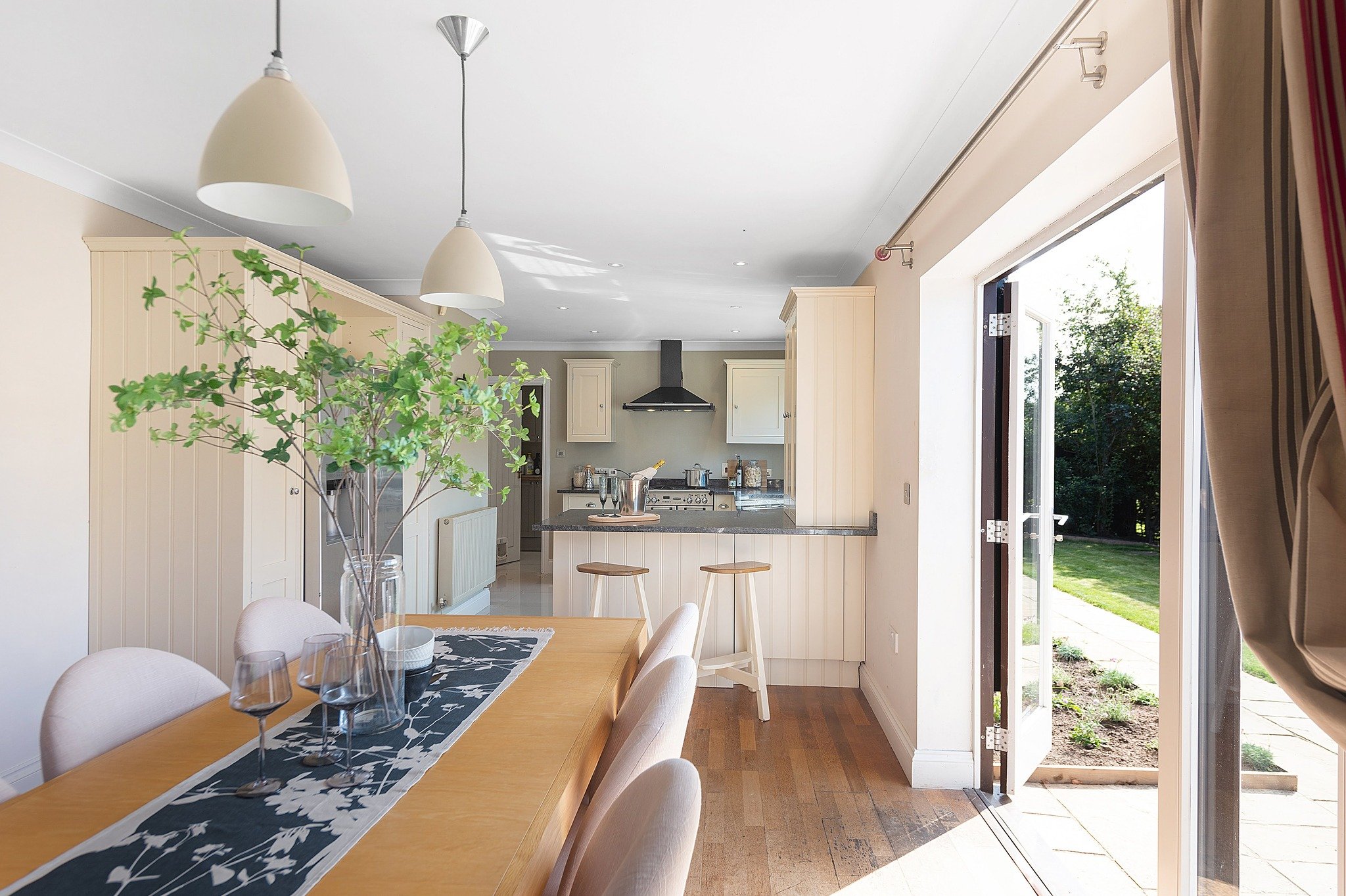 It's important when staging a space, not just how the interior looks but how this connects to any outdoor spaces. This wonderful kitchen diner that opens out to the garden really emphasises that indoor/outdoor living, which we highlighted through sta