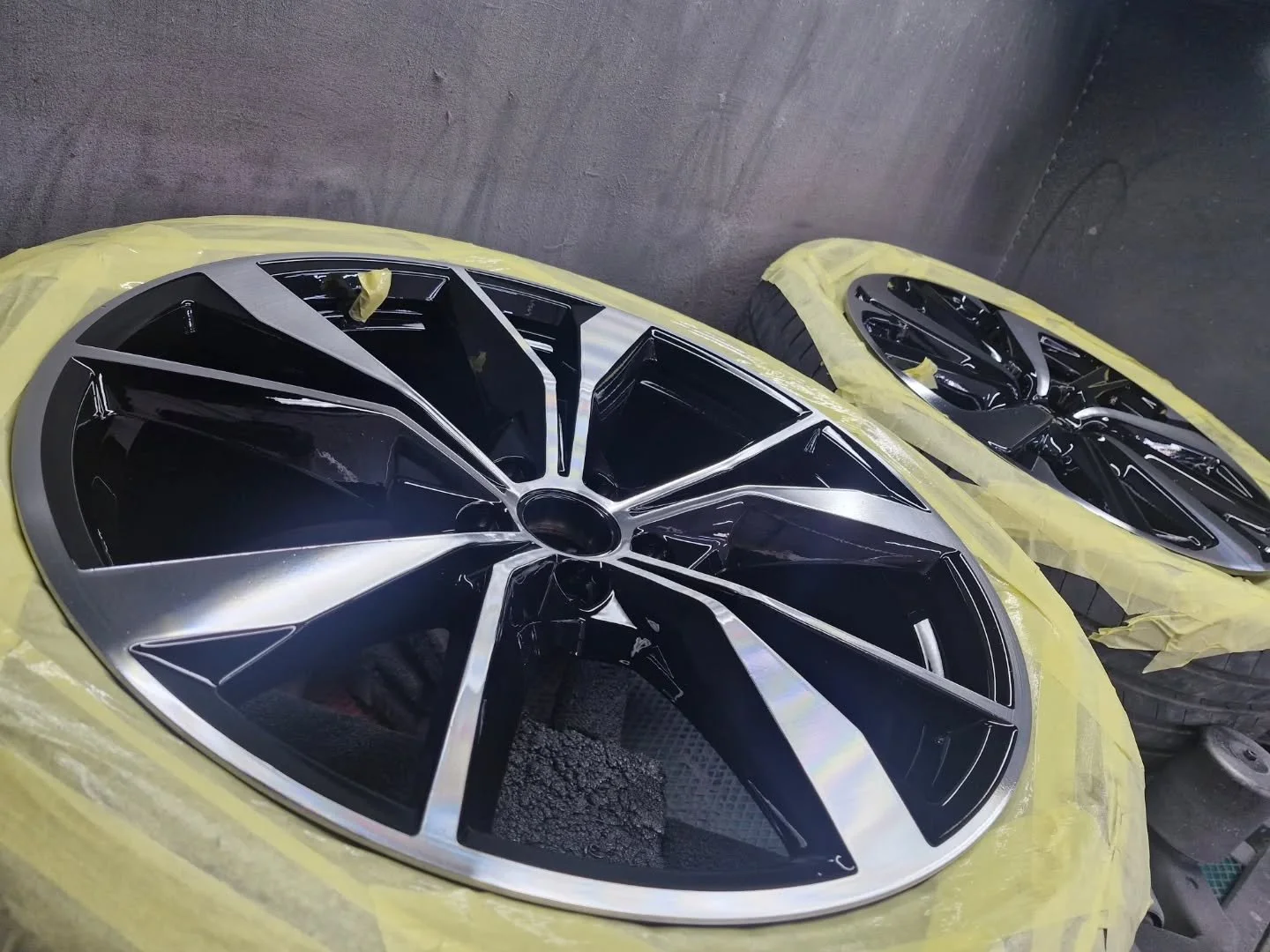 This wheel suffered a heavy impact, resulting in a deflated tyre and wheel scuff. 

Wheel repaired, New Tyre supplied and fitted ✔️

Collection and delivery available with all local Alloy Wheel repairs 👌

Tel 07932 899461 
01283 392009 
www.lawsonwh