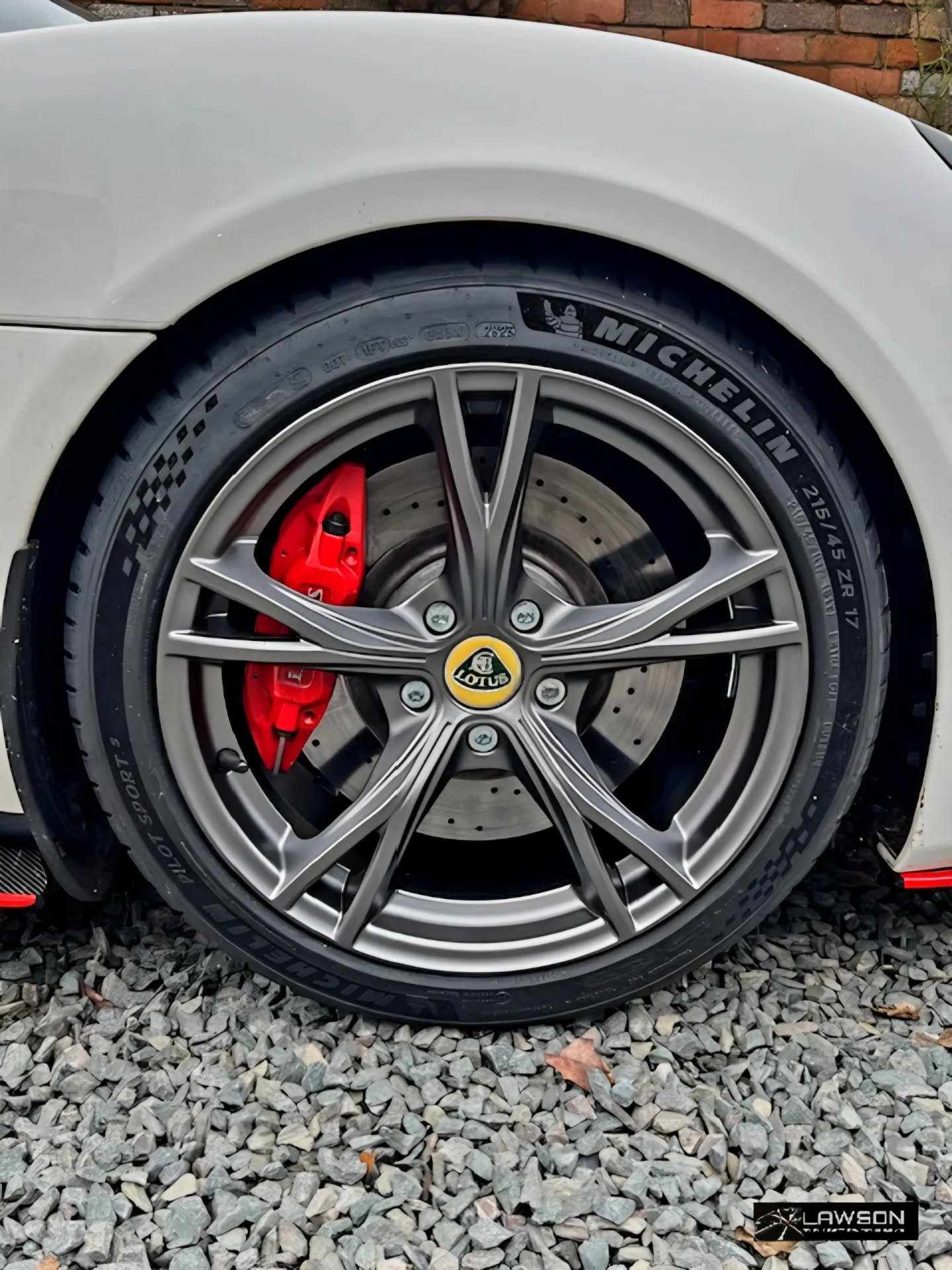 We love it when our customer's send us images of their newly refurbished Alloy Wheels, these wheels on Guy's #lotusexige went from gloss black to gunmetal grey 👌

Thank you for your custom Guy, feel free to pop in with it anytime, the kettle is alwa