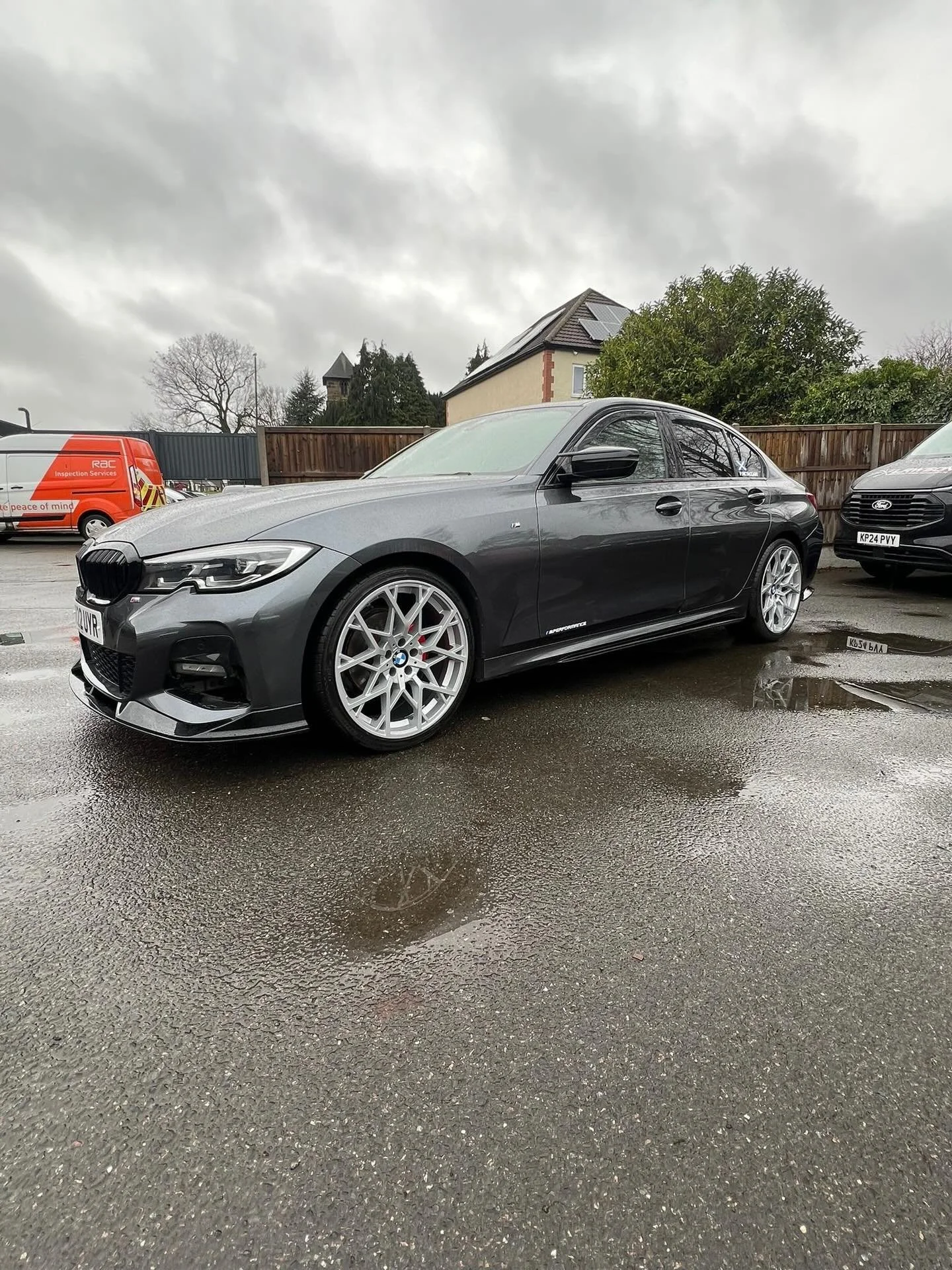 ￼Callum&rsquo;s BMW left us this afternoon with a new stunning look 

✅Wheels changed from black to silver
✅Callipers painted red
✅full Valet

Whether you would like to completely transform the look of your car or restore it to how it came out the fa