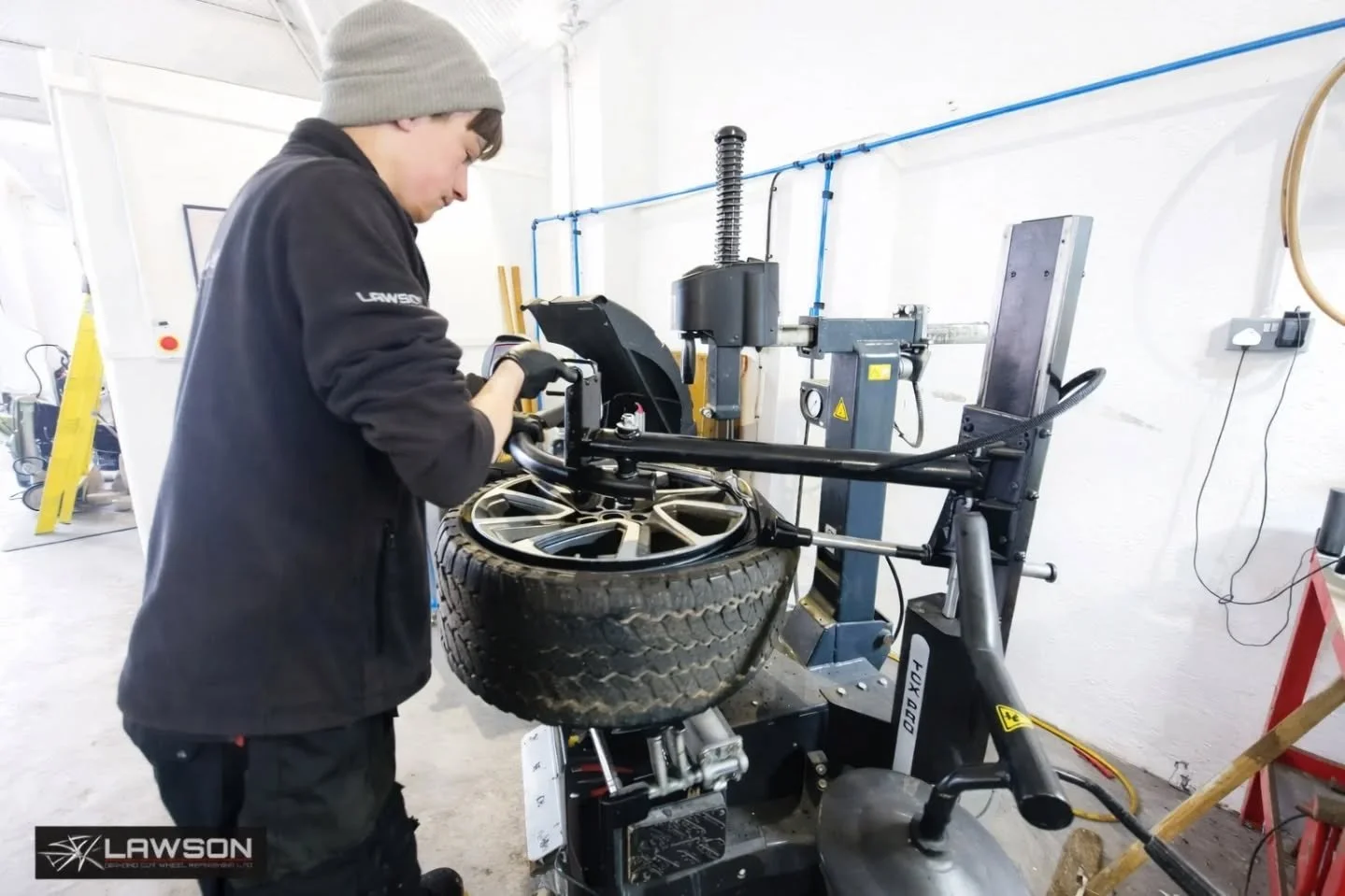 It's been a crazy busy week at Lawson Diamond Cut Wheel Refinishing Ltd 

These roads are killing our Alloy Wheel's 😬 but we are here to repair them, and get you back on the road as quickly as possible.

Call 📞 07932 899461 (Whatsapp) 
01283 392009