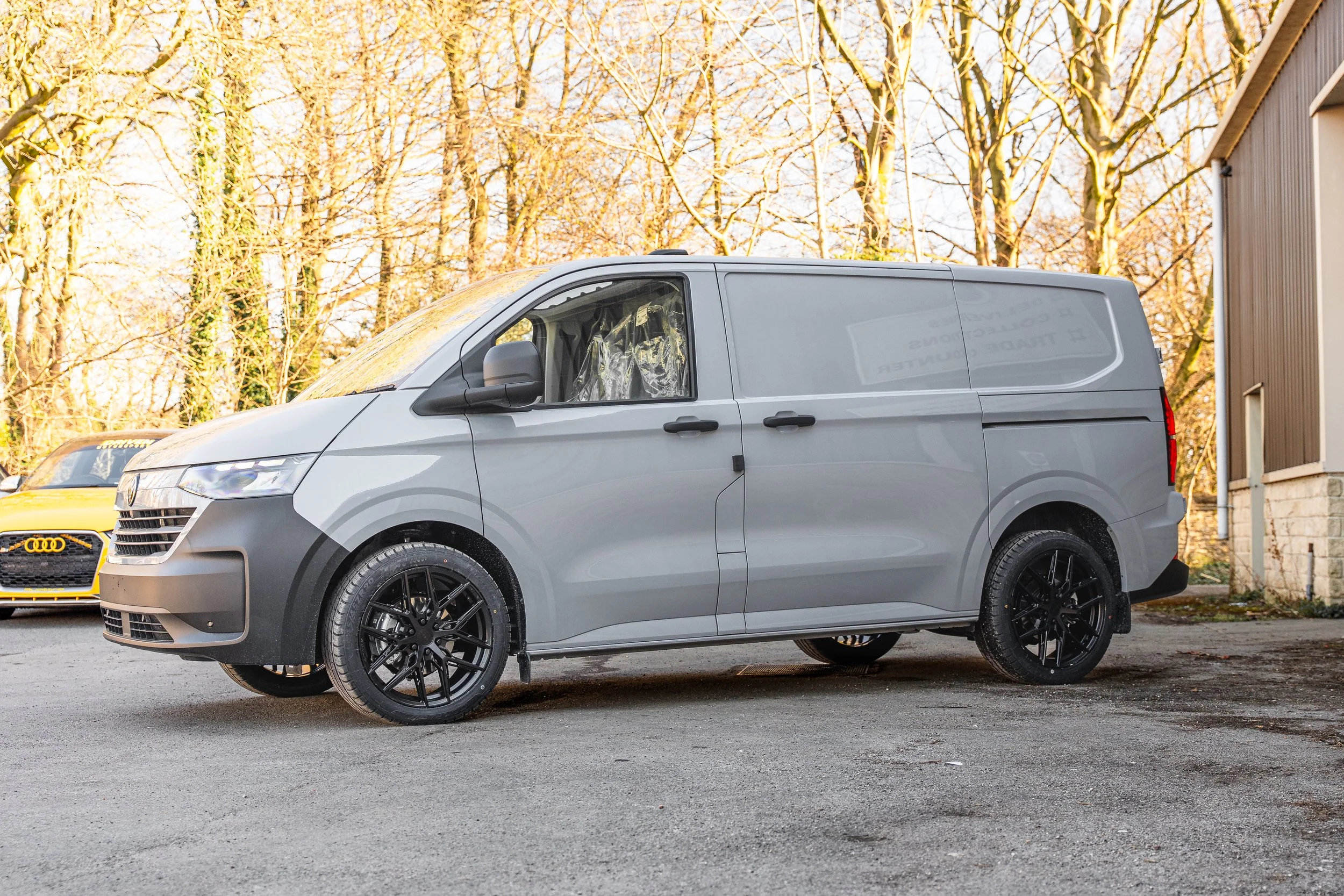 Volkswagen Transporter T7 Riviera RF16 Gloss Black 15.jpg