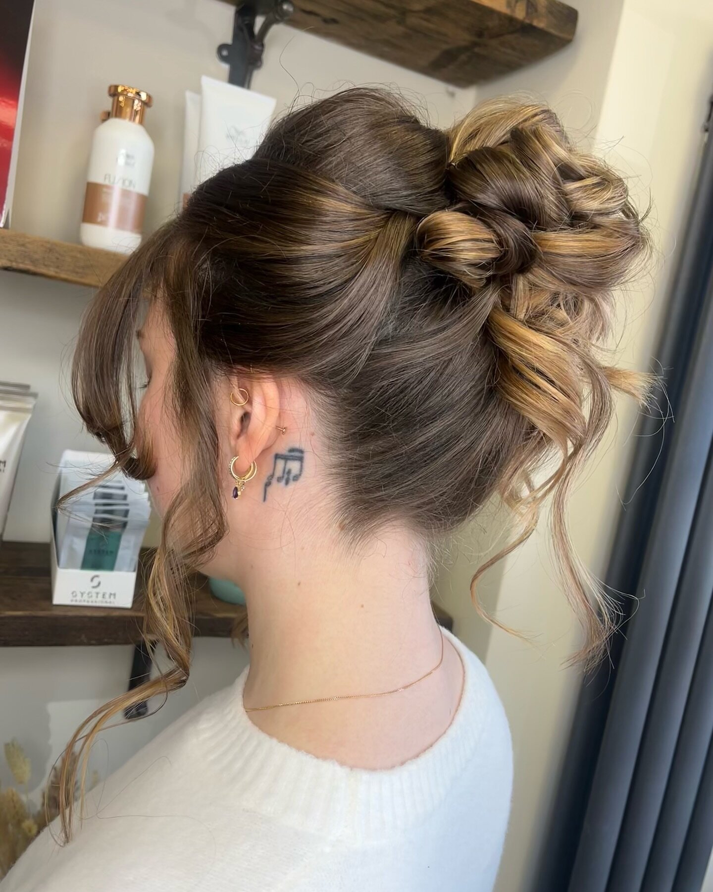 Pammy Vibes for this Awards Gala Look ✨✌🏼 
&bull;
&bull;
&bull;
#eventshairstyling #horsleytowers #pammy #surreybridalhair #surreyhairstylist