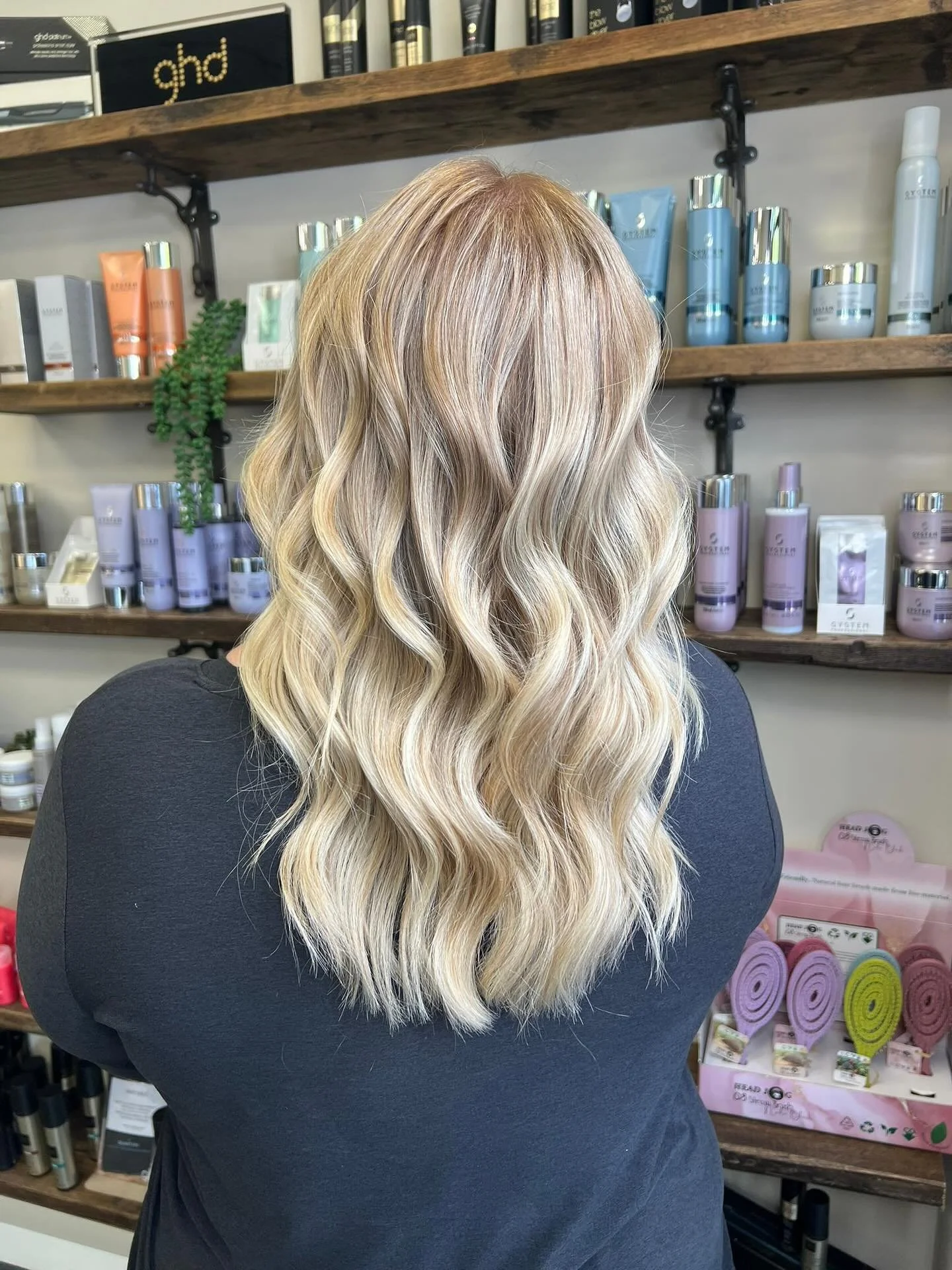 Blonde&rsquo;s aren&rsquo;t just for summer 👌🏻✨☀️
.
.
.
#balayage #salon #surrey #hair #hairdresser #easthorsley #blonde