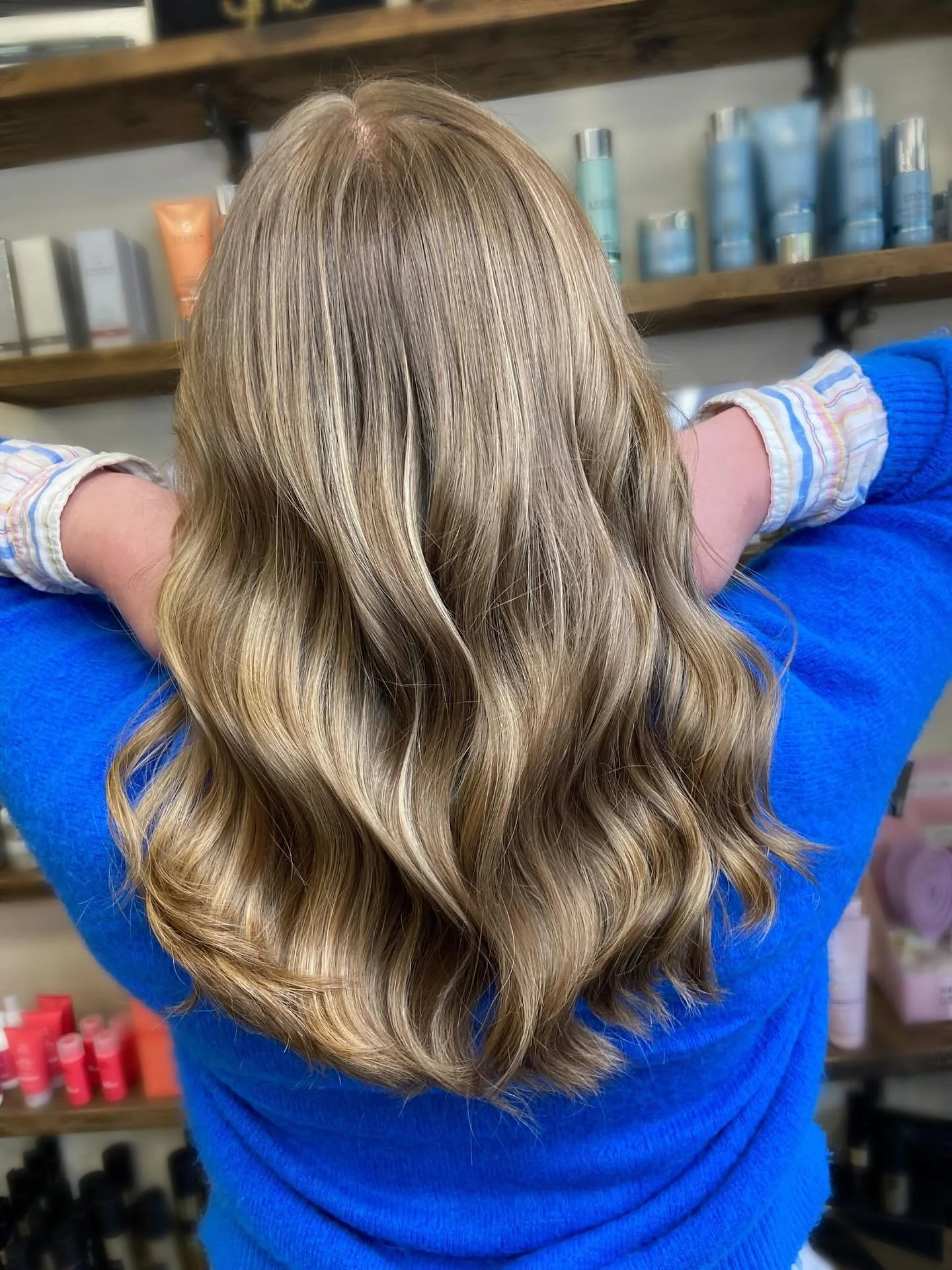 Stunning Natural Autumn Balayage By Our Fresh Talent Amy ✨👌🏻 
.
.
.
#balayage #salon #surrey #easthorsley #hair #autmnhair