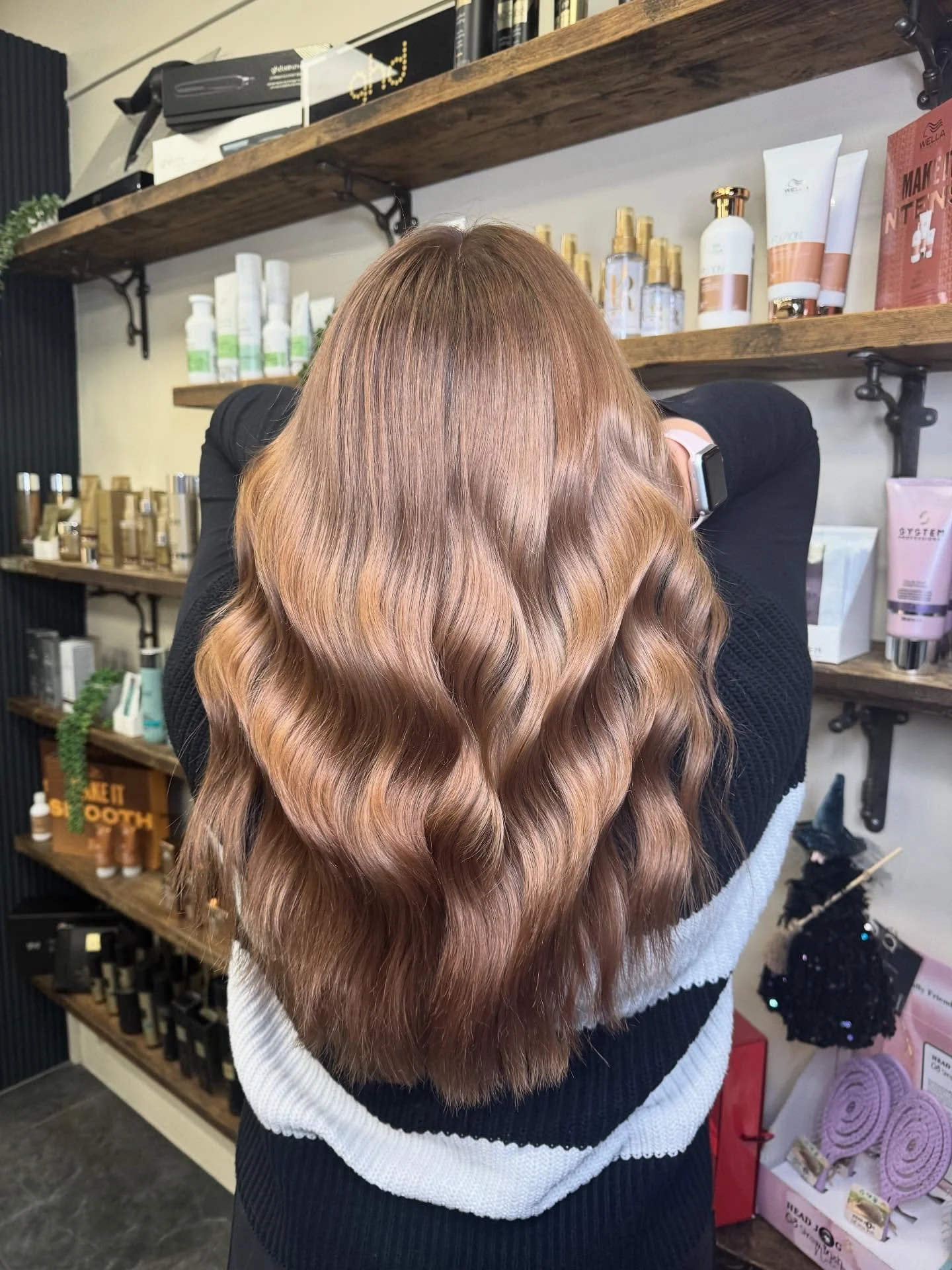 Copper season has begun 🍁🍂 
Ever wanted a copper but not that harsh red tone? These cooler tones coppers are it! ✨👌🏻 
.
.
.
#copperhair #salon #surrey #easthorsley #hair #copper #softcopperhair