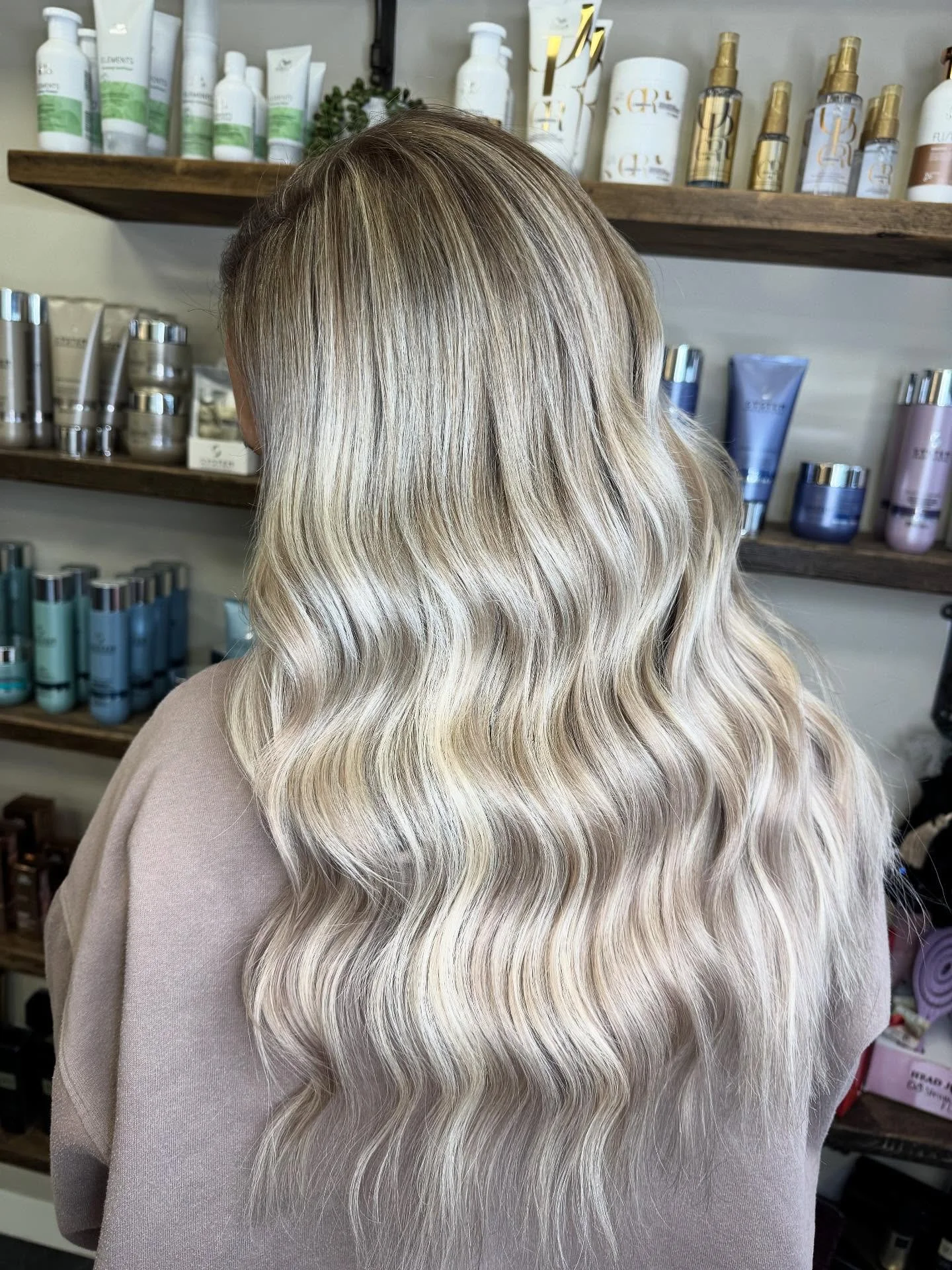 Beautiful rooted balayage with some added extensions for length and thickness ✨👌🏻 
.
.
.
#salon #surrey #easthorsley #hairextensions #hair #blonde #waves #remicachet