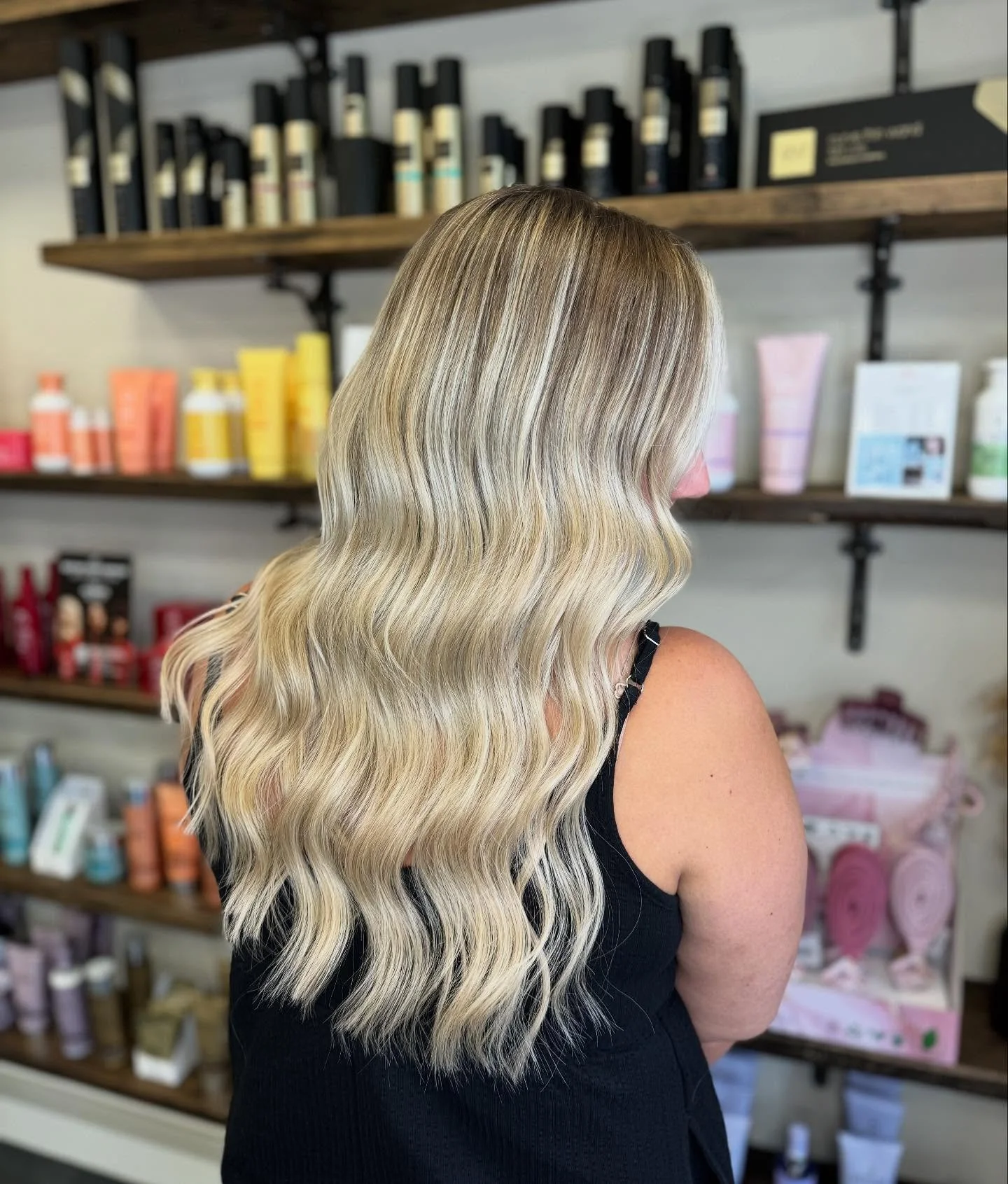 Soft Golden Balayage 👌🏻✨⭐️💛⚜️
.
.
.
#goldenblonde #balayage #salon #surrey #hair #hairdresser #kt24