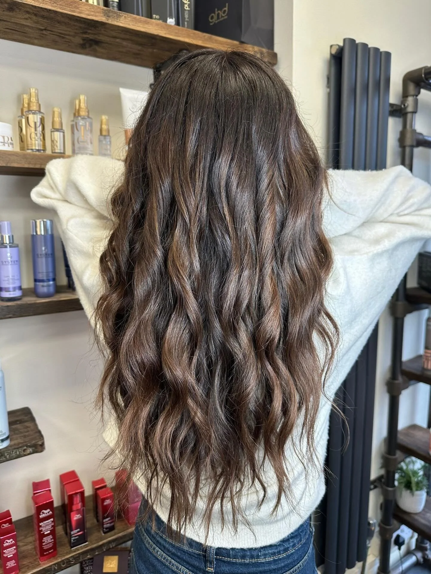Rich, glossy brunette perfection 🤎✨

This brunette is all about depth, dimension, and shine. Soft ribbons of warm brown create movement while keeping the overall look natural and effortless. Finished with loose, touchable waves for that healthy, liv